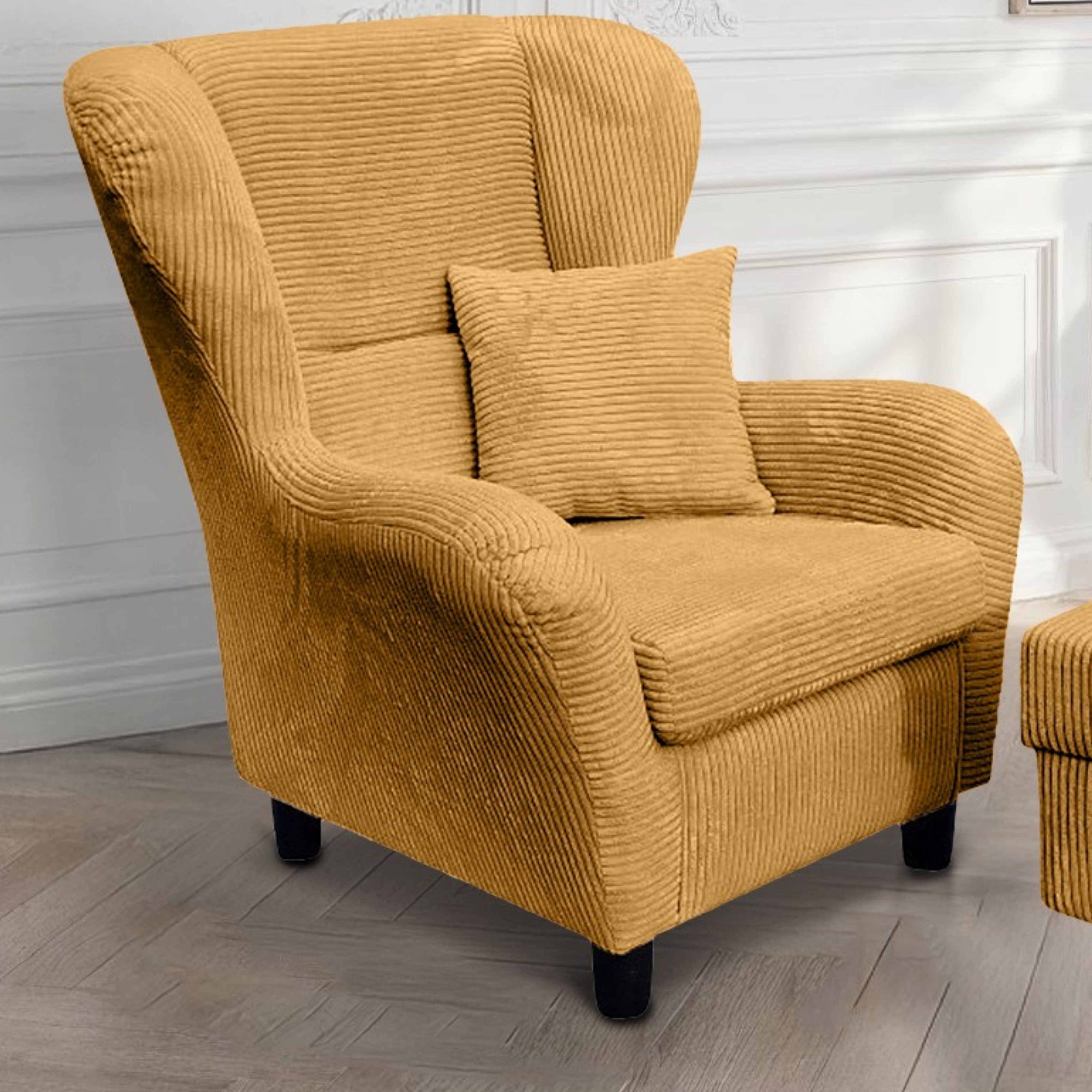 luma-home Ohrensessel 18022 (mit Hocker und Zierkissen, Wellenunterfederung, B90/H98/T76 cm), Lesesessel mit Echtholzfüßen, Bezug Cordstoff in Gold Ockergelb