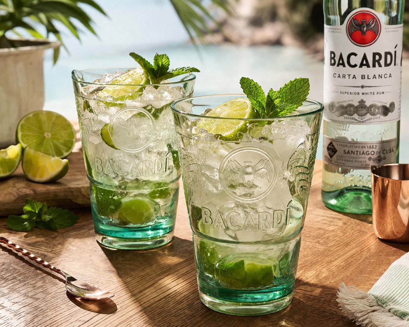 Bacardi Longdrinkglas Bacardi Kunststoffgläser 2er Set – Longdrinkgläser grün transparent, 2-tlg., Cocktailgläser für Mojito, Cuba Libre & Rum Drinks