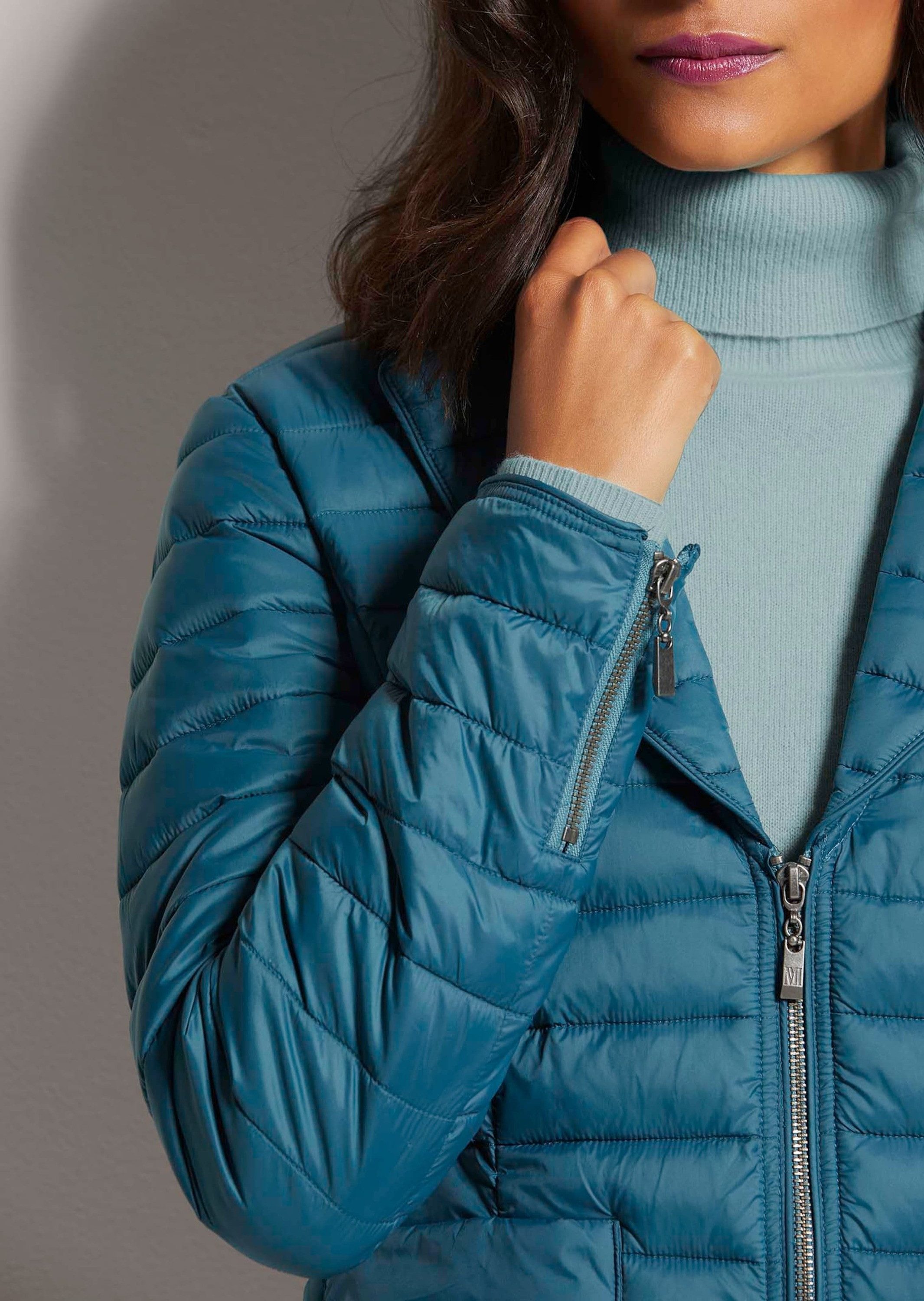 MADELEINE Steppjacke Wattierte Damenjacke mit sportivem Touch Taillierte Jacke mit Reverskragen, Zweiwege-Reißverschluss