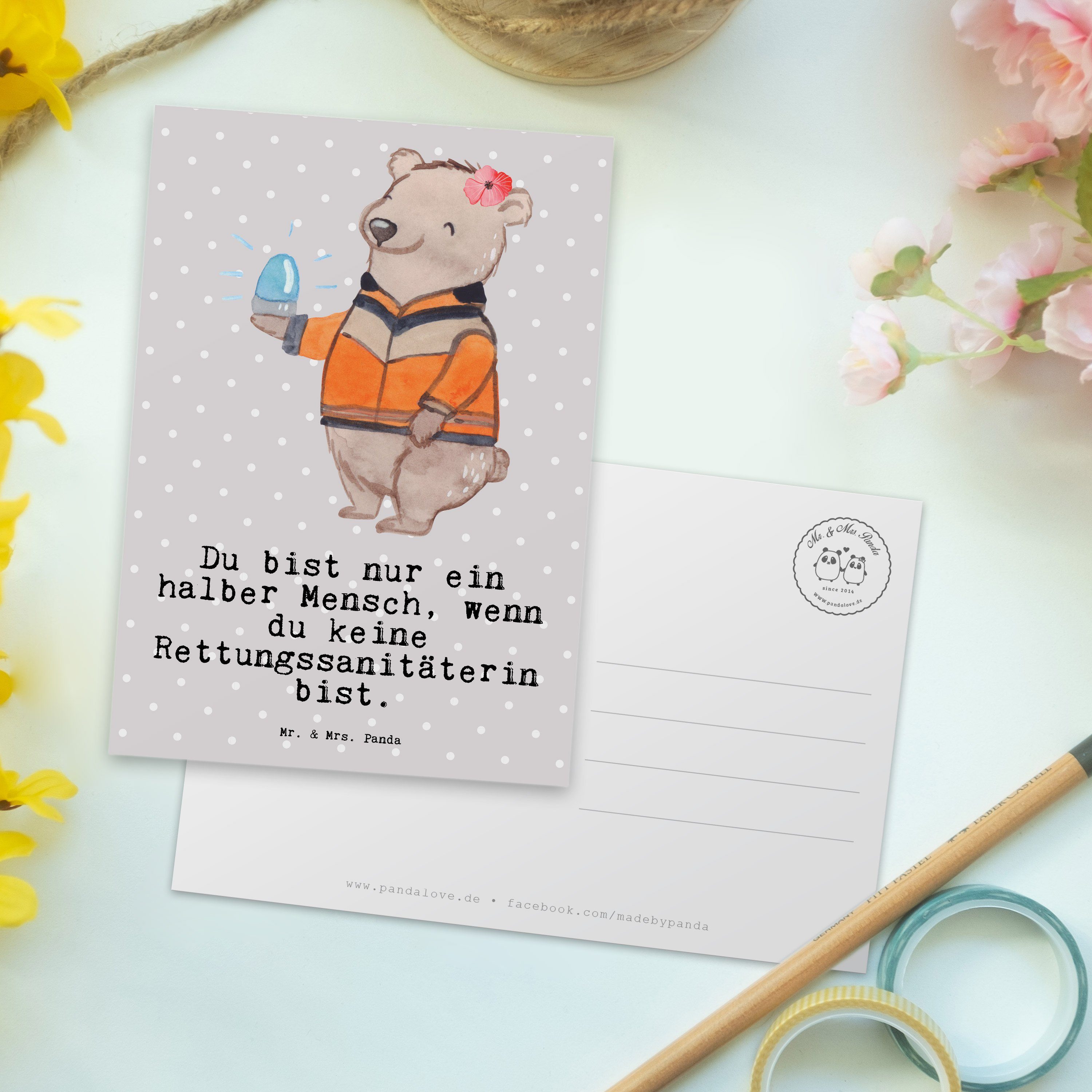 Mr. & Mrs. Panda Postkarte Rettungssanitäterin mit Herz - Grau Pastell - Geschenk, Einladung, Ge