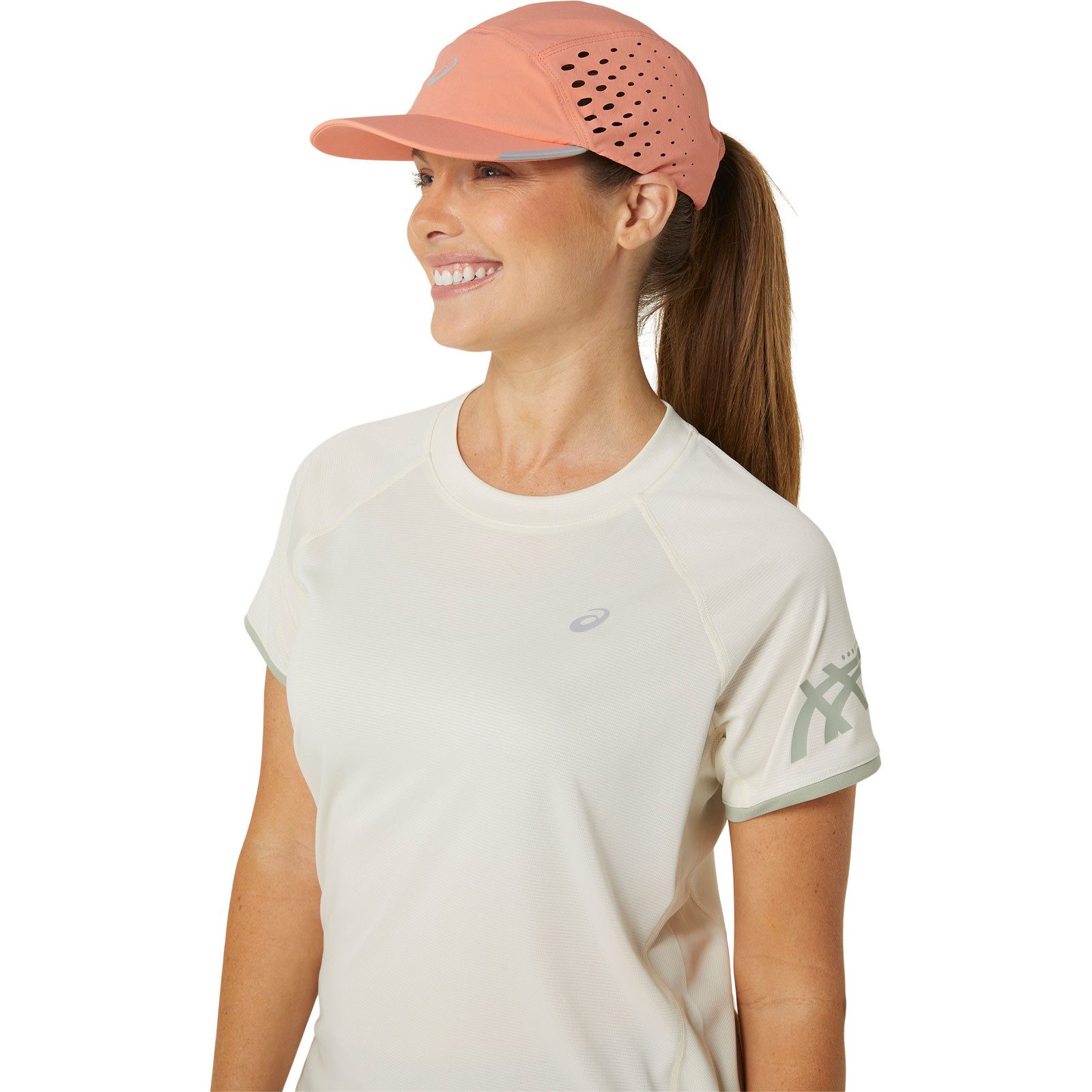 Asics Schirmmütze Ultra-Lightweight Running Cap 3013A974-600 hält dich bei deinen Läufen kühl