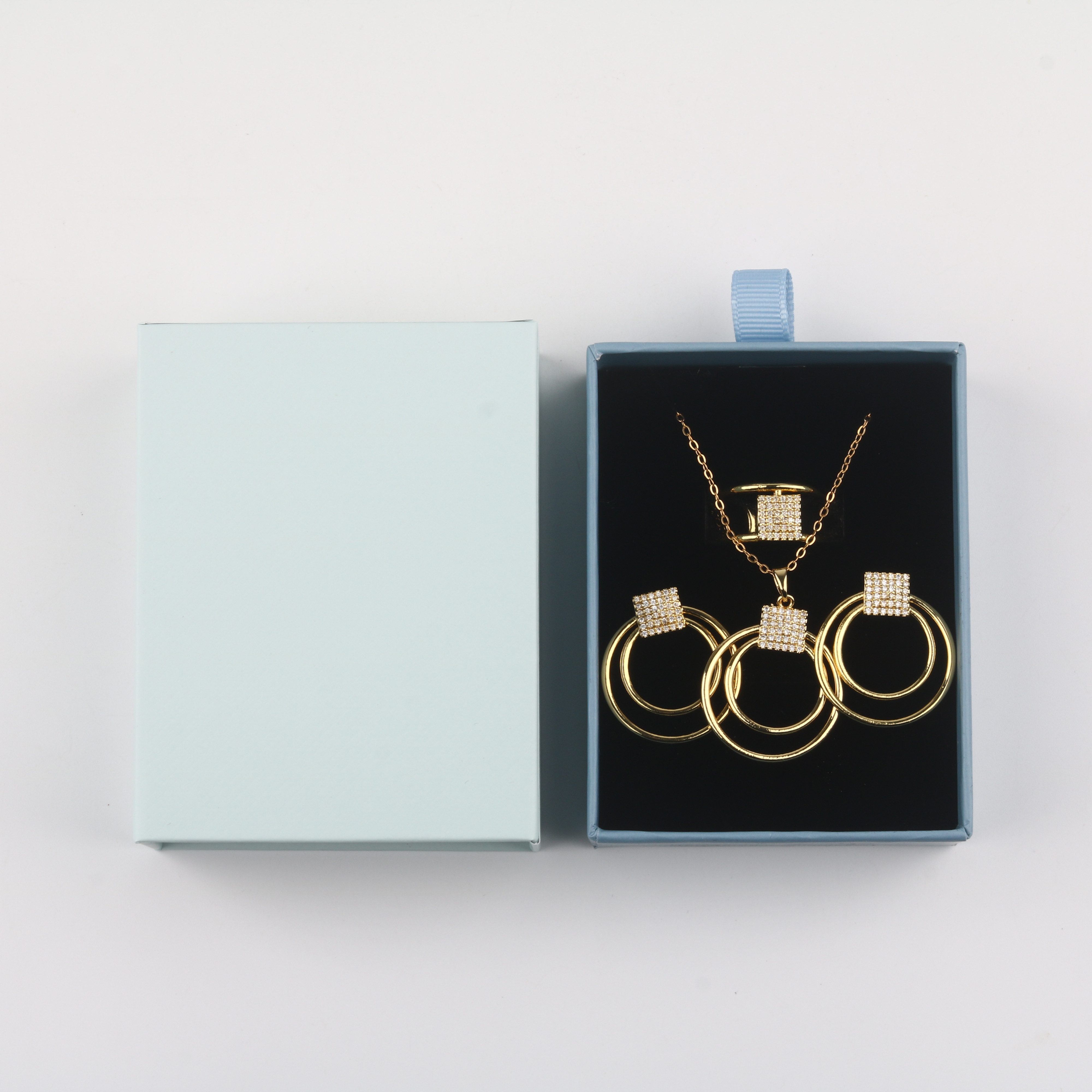 trends for living Schmuckset Zartes goldenes Ketten-Set bestehend aus Halskette Ohrringen und Ring, Mehrlagige, kreisförmige Ringe mit diamantbesetzten Quadraten