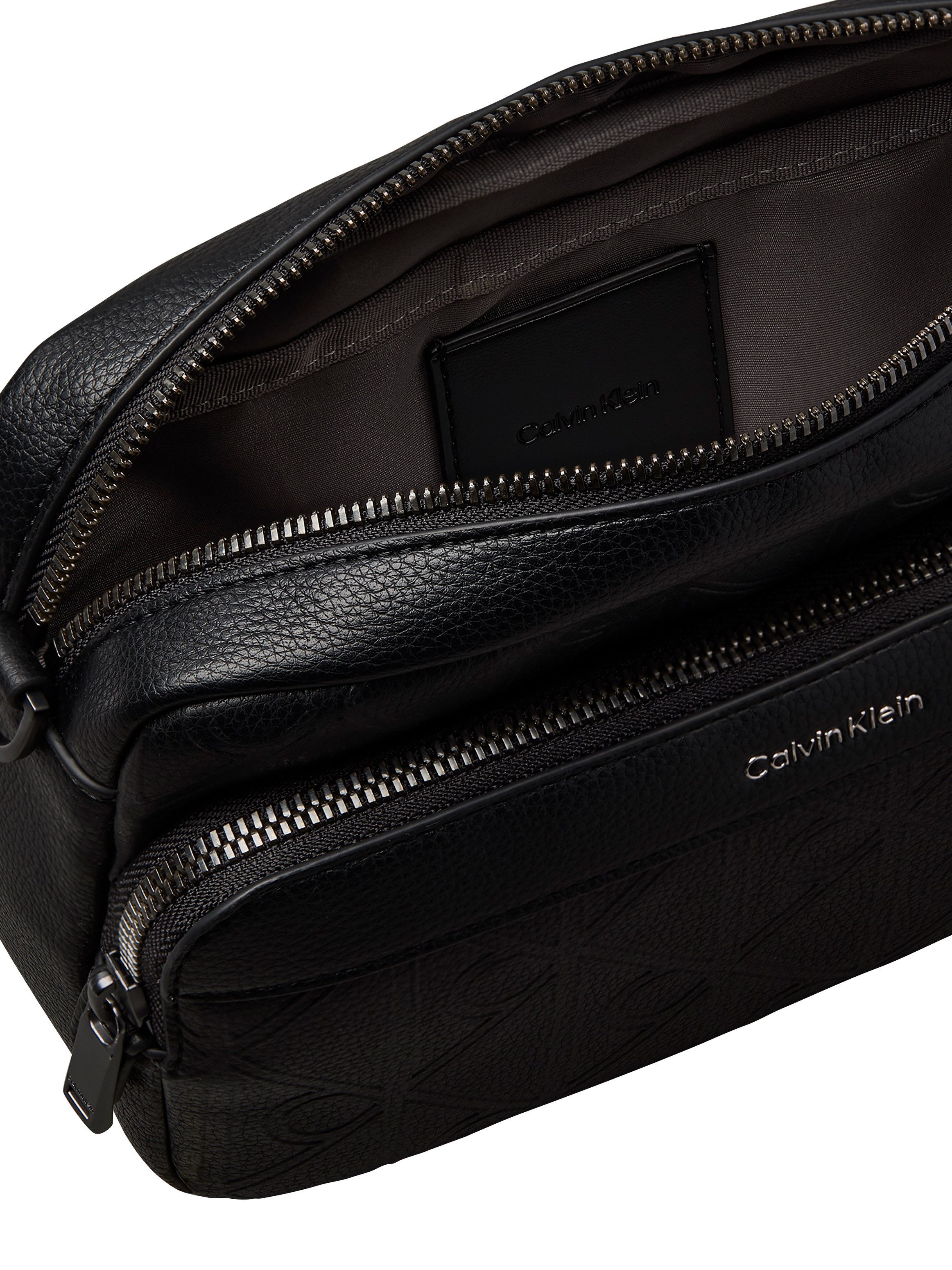 Calvin Klein Umhängetasche EMBLEM AOP DEBOSS CAMERA BAG, Crossbody Bag, Schultertasche mit CK-Logoprägung und Fronttasche – Bild 4 von 4