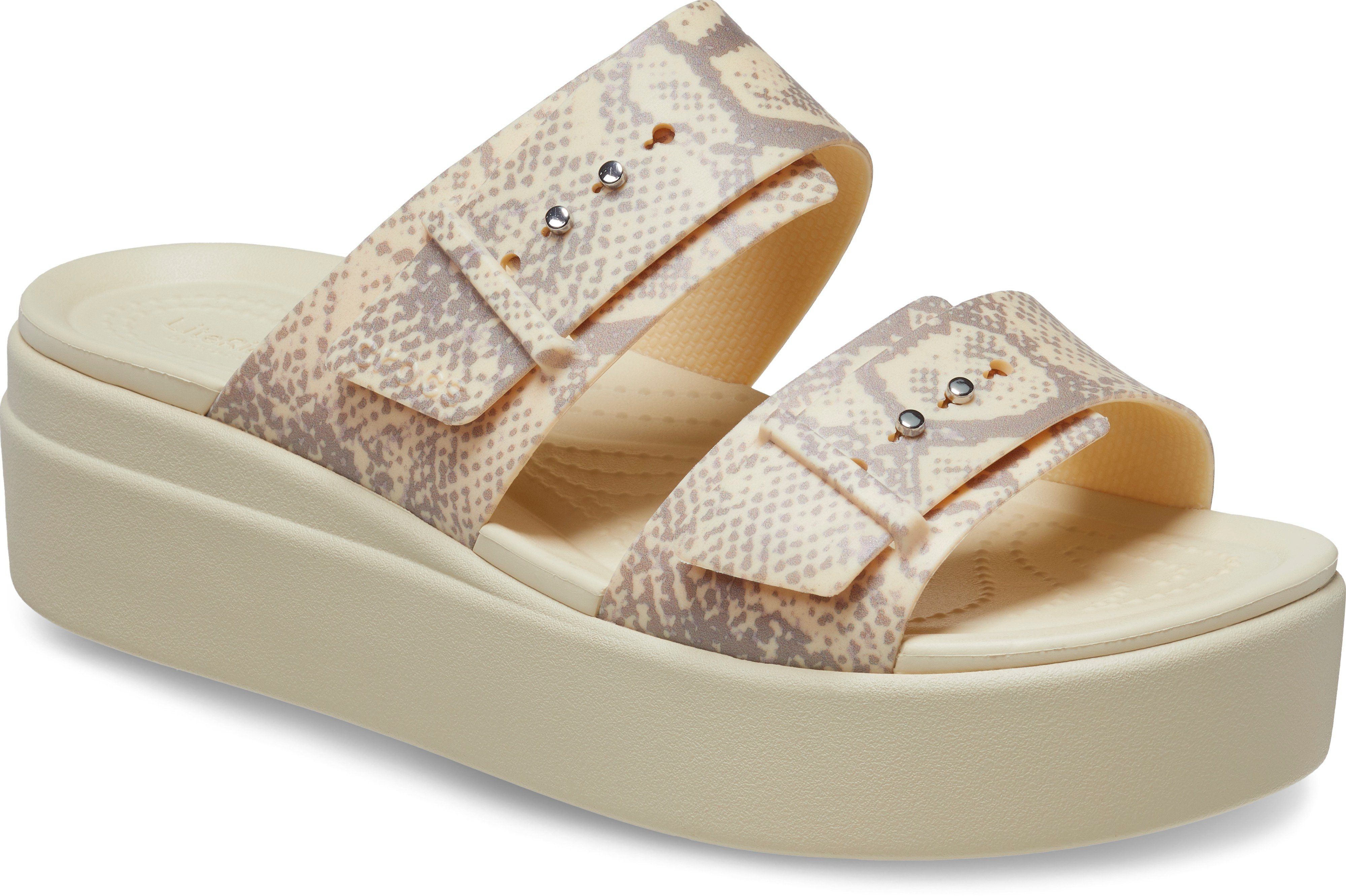 Crocs Brooklyn Snake Low Wedge Keilpantolette mit Snake-Prägung