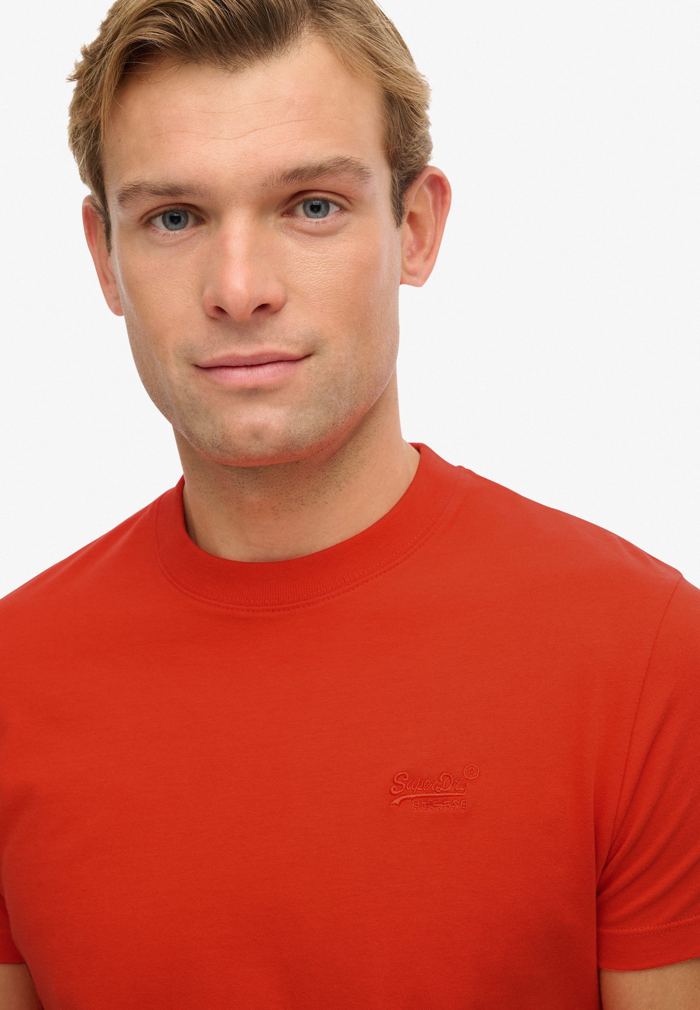 Superdry Rundhalsshirt ESSENTIAL LOGO EMB TEE aus Baumwolle und Single Jersey, Slim Fit, Kurzarm, hüftlang
