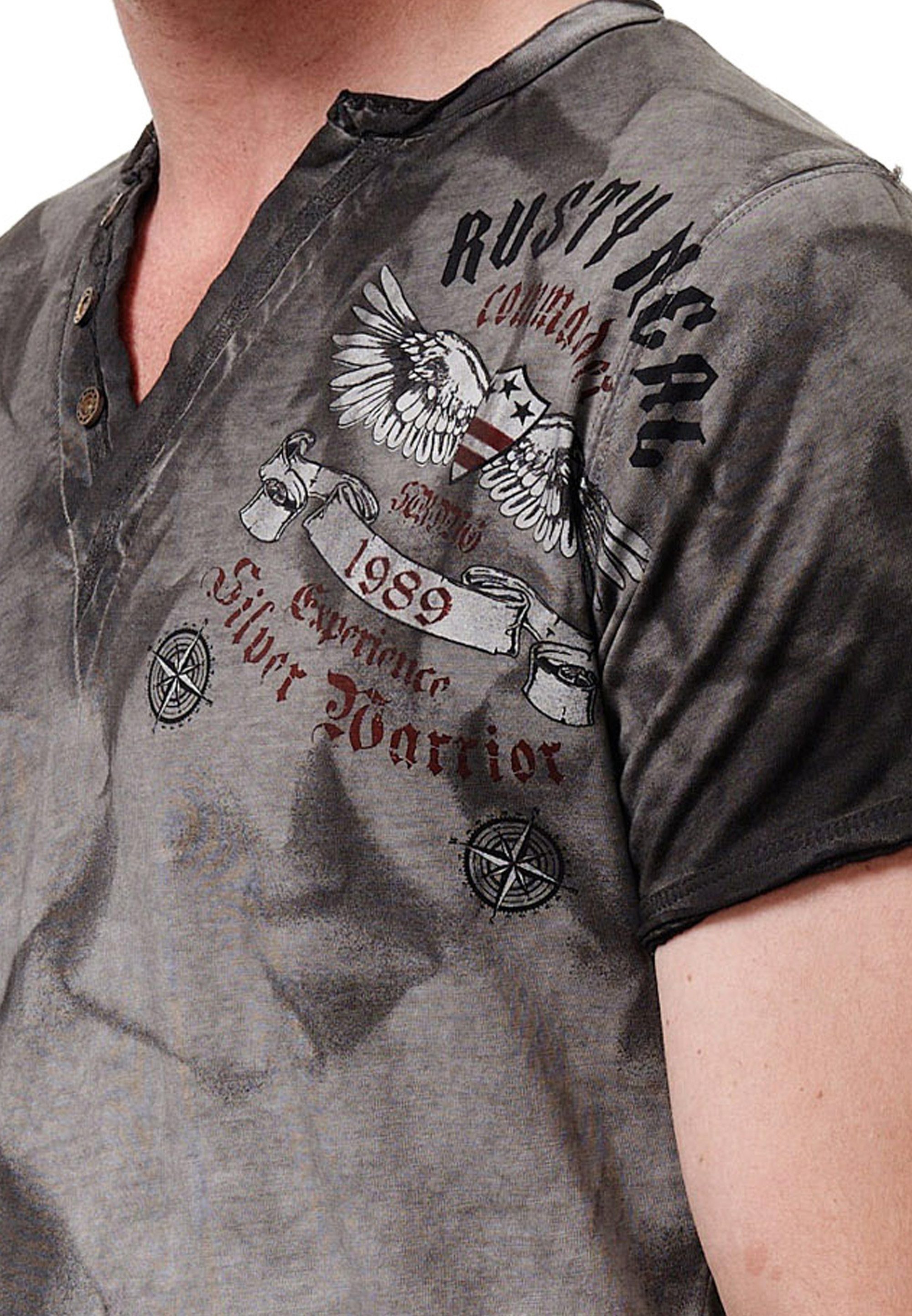 Rückseite auf der Rusty mit großem Neal Print anthrazit T-Shirt