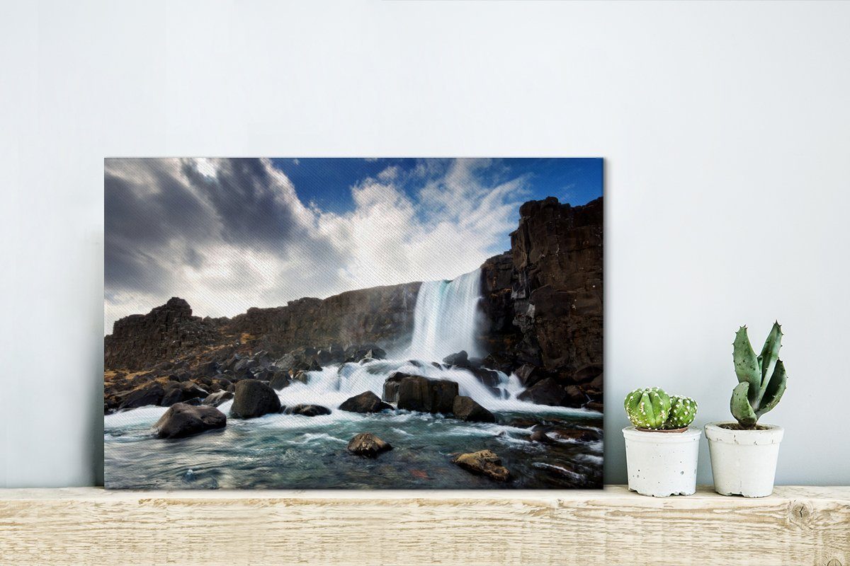 cm 30x20 im Þingvellir-Nationalpark Wandbild OneMillionCanvasses® Wasserfall, St), Aufhängefertig, Leinwandbilder, in Ein (1 der in Bach einen Island, Wanddeko, Leinwandbild