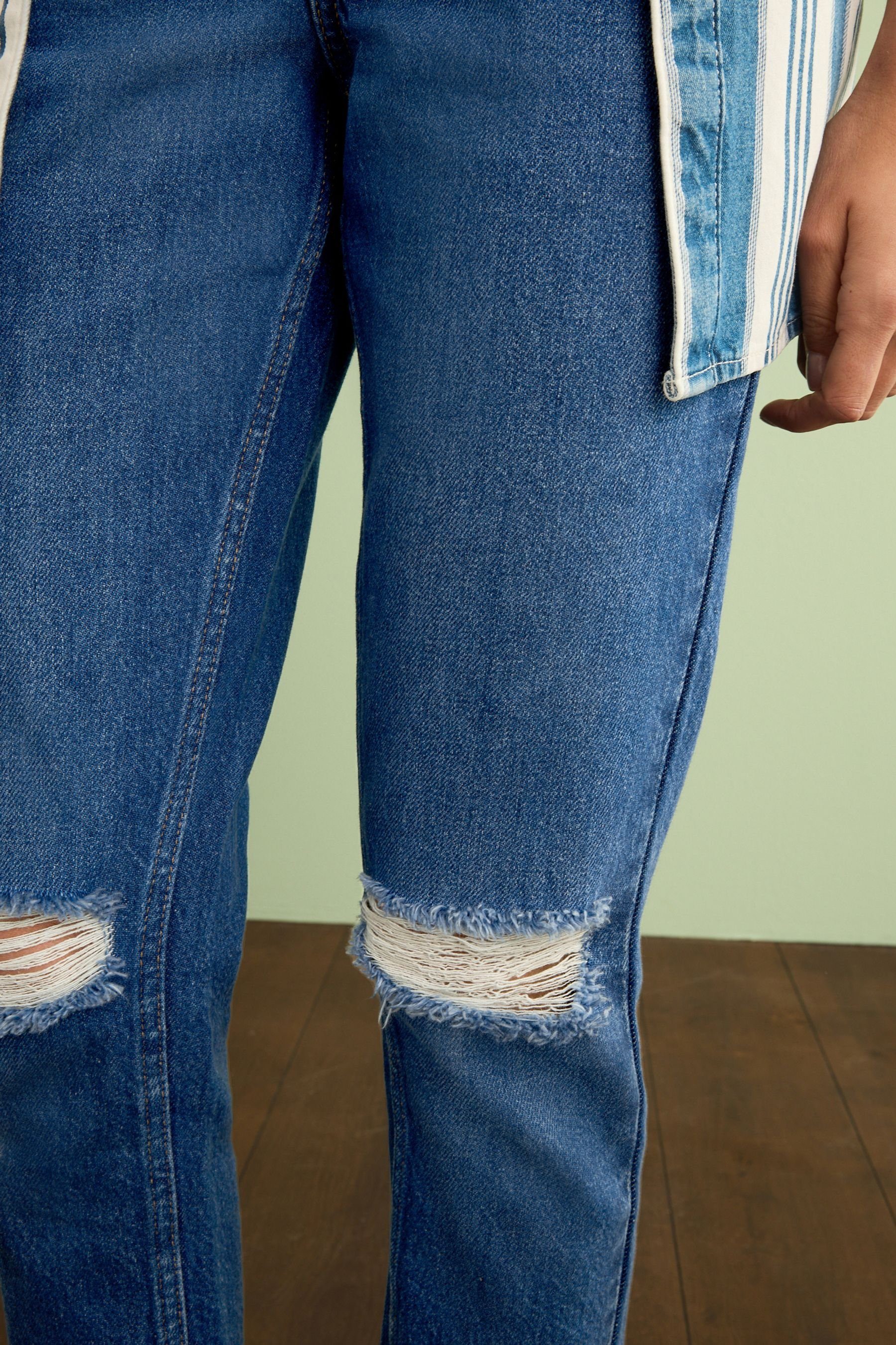 Knie aufgerissenem Mom-Jeans mit Mom-Jeans Next (1-tlg)