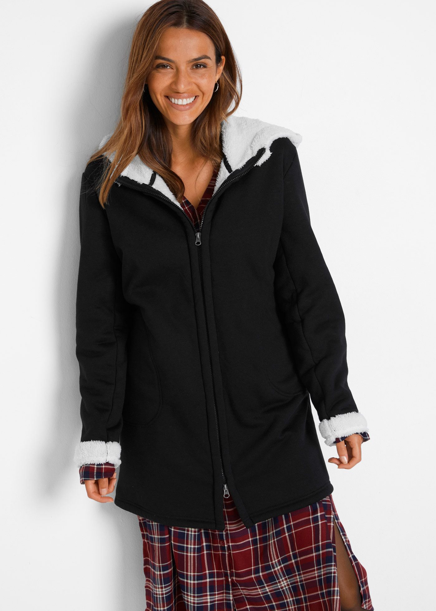 bonprix Kapuzensweatjacke mit Kapuze, mit Teddyfell-Futter, 2-Wege-Zipper