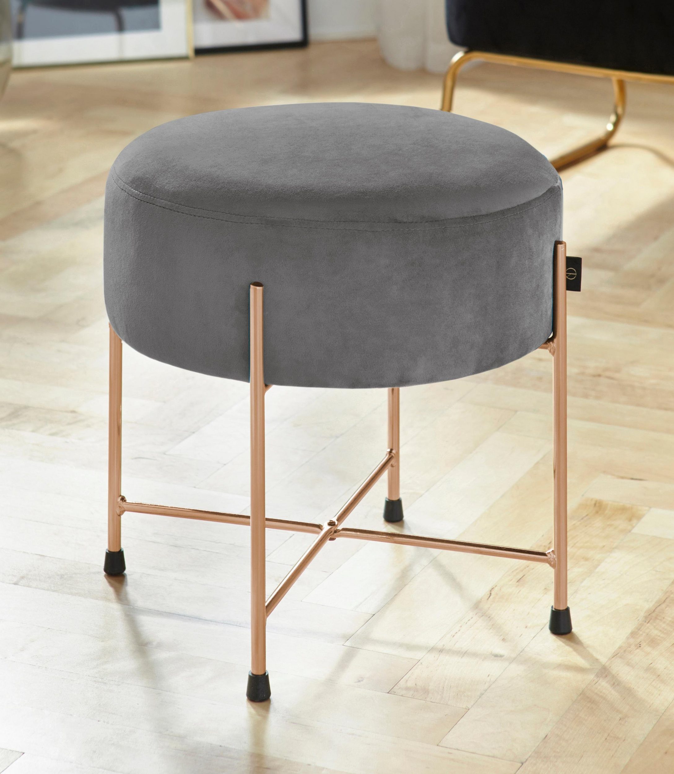 loft24 Polsterhocker Gemma - Hocker Pouf Fußhocker Sitzhocker Ottoman (1 St), runder Hocker, Samtbezug, Metallgestell in goldfarben