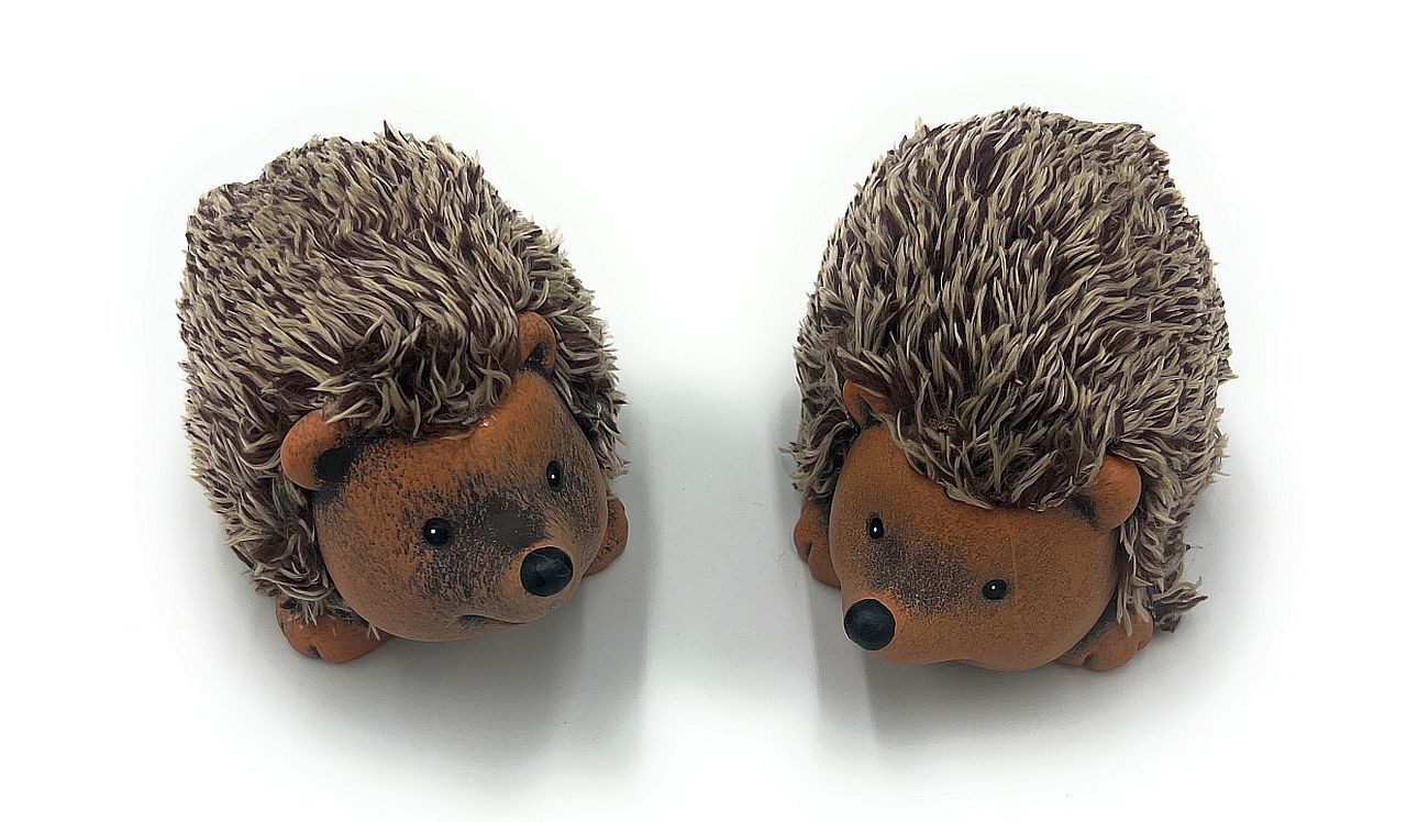 Dragimex Tierfigur 2er Set Igel aus Keramik – Mit flauschigen Textilstacheln (2er-SET)