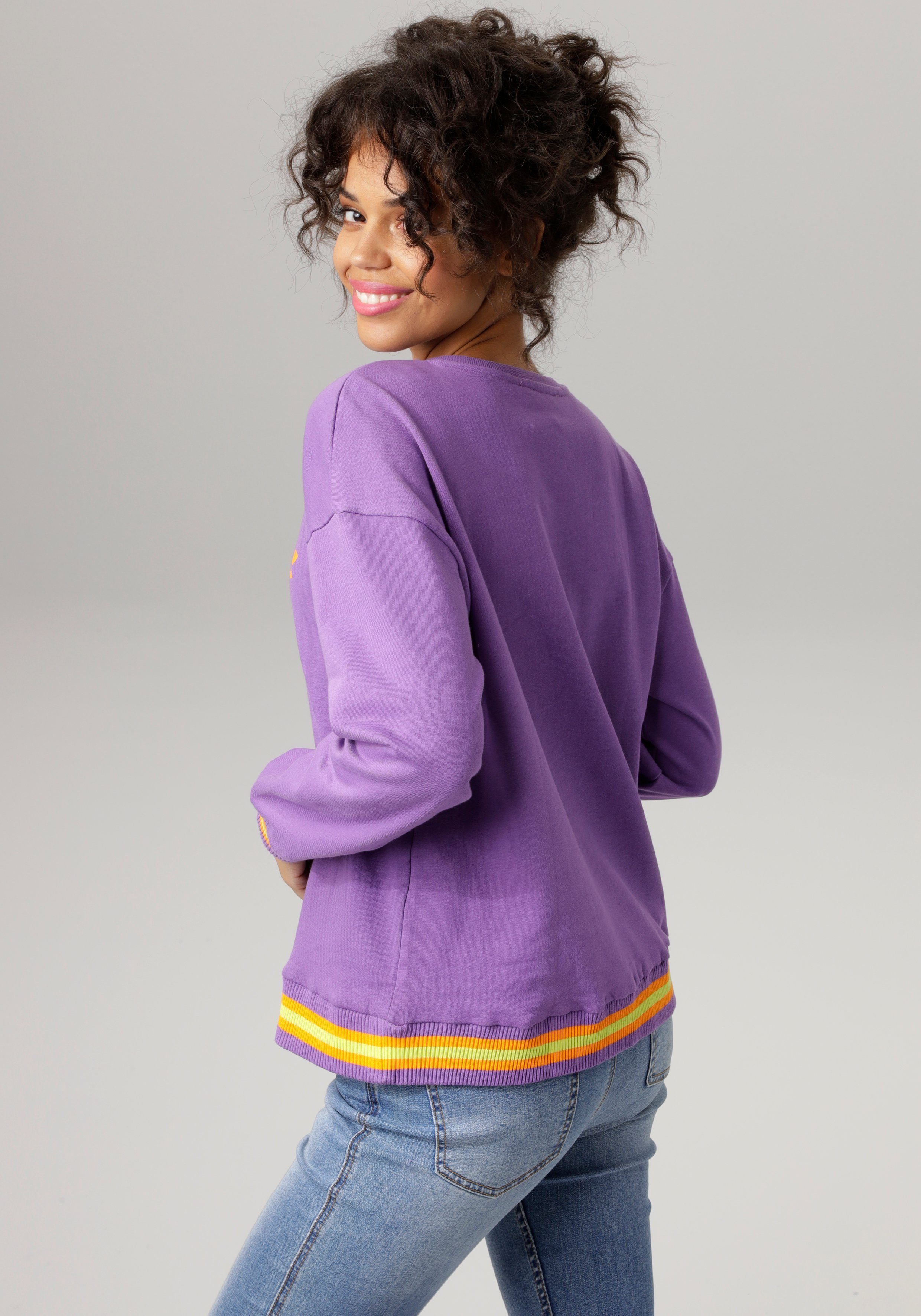 Aniston CASUAL Sweatshirt Frontdruck mit abstrakter Seerose und Schriftzug – Bild 2 von 5