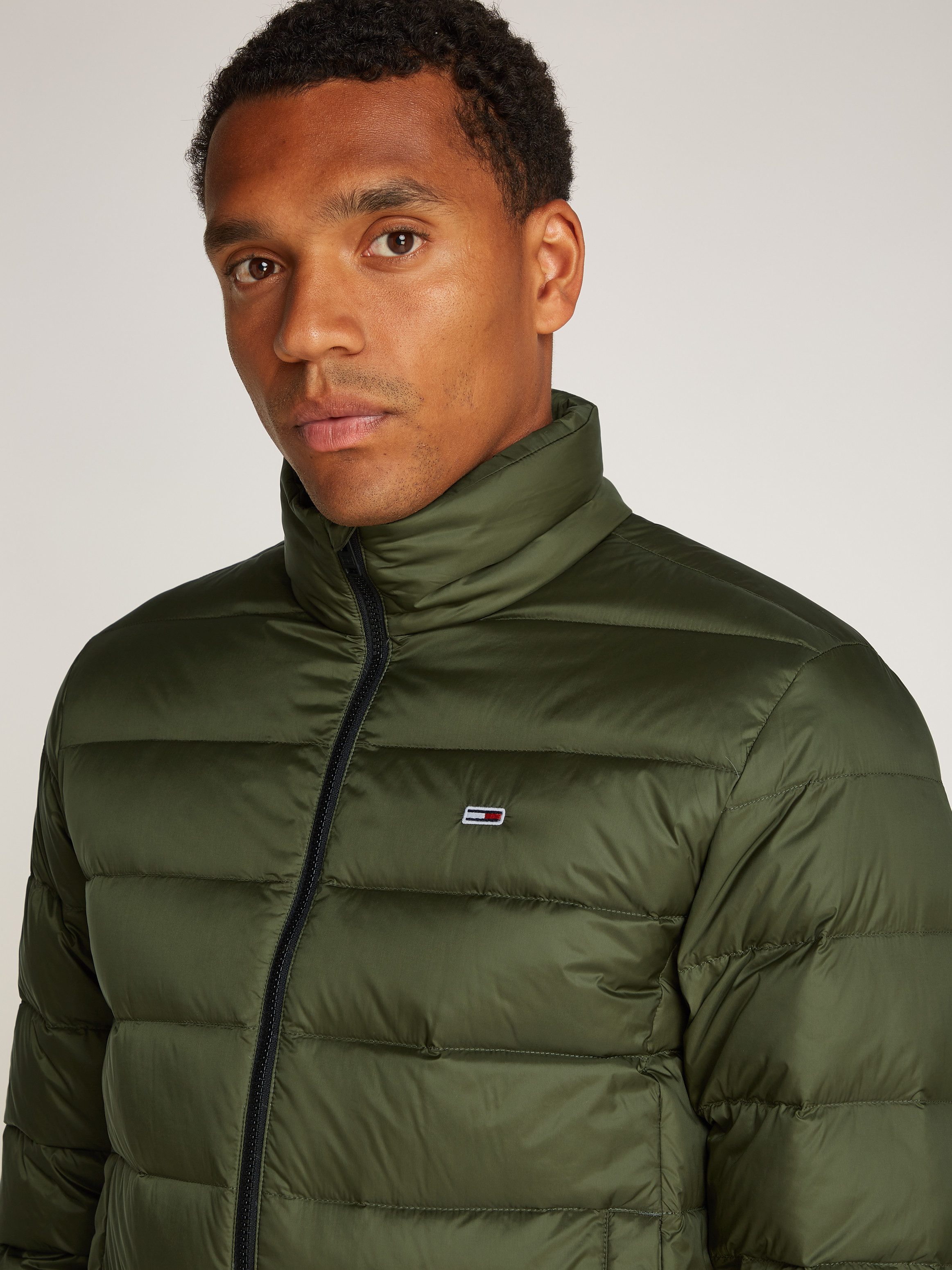 Tommy Jeans Plus Steppjacke TJM LT DOWN JACKET EXT in Großen Größen, Logostickerei, Reißverschlusstaschen