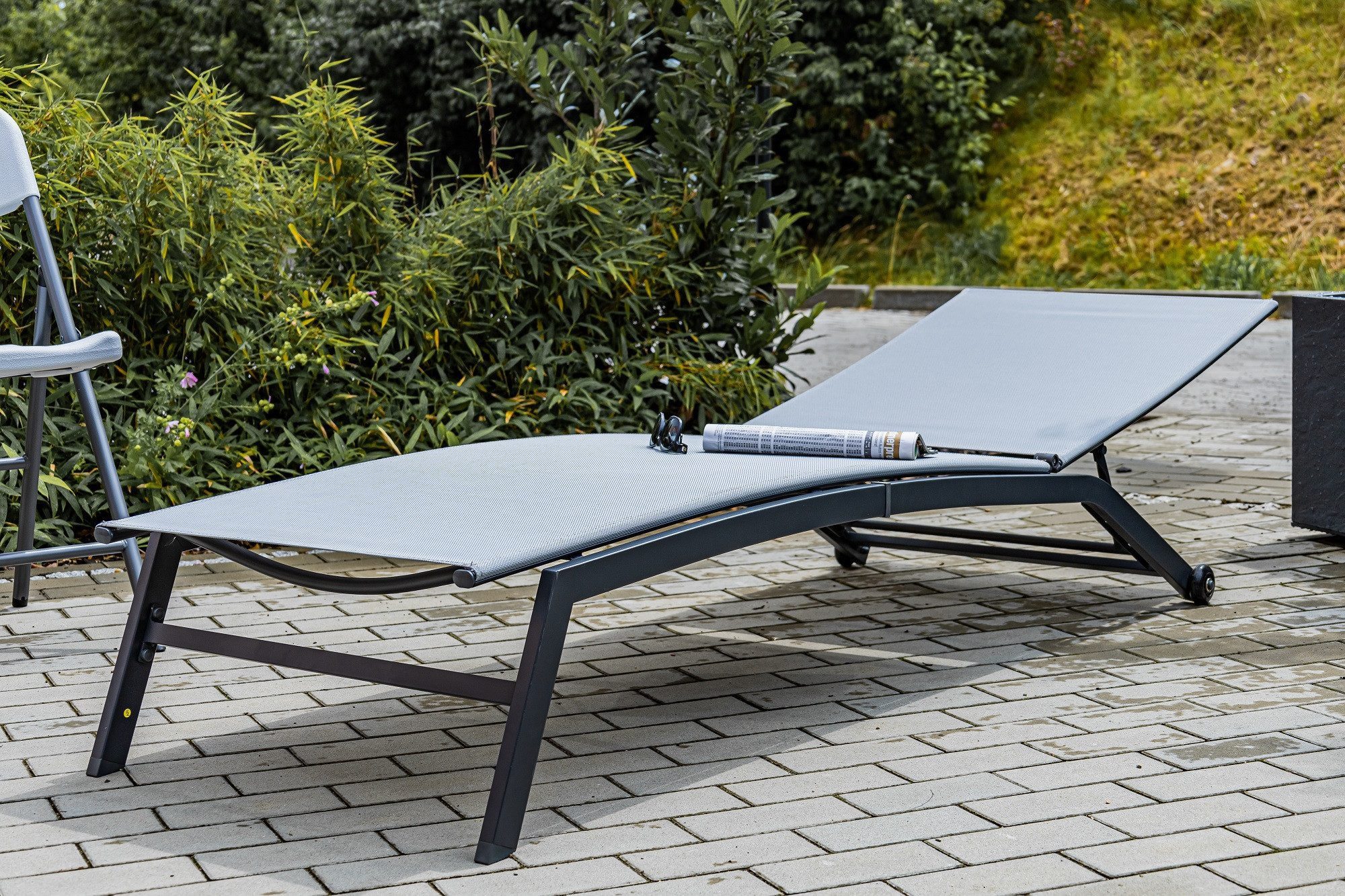 ONDIS24 Relaxliege Sonnenliege Chaise Kunststoff anthrazit/weiß, höhenverstellbares Kopfteil, wetterfest, UV-beständig