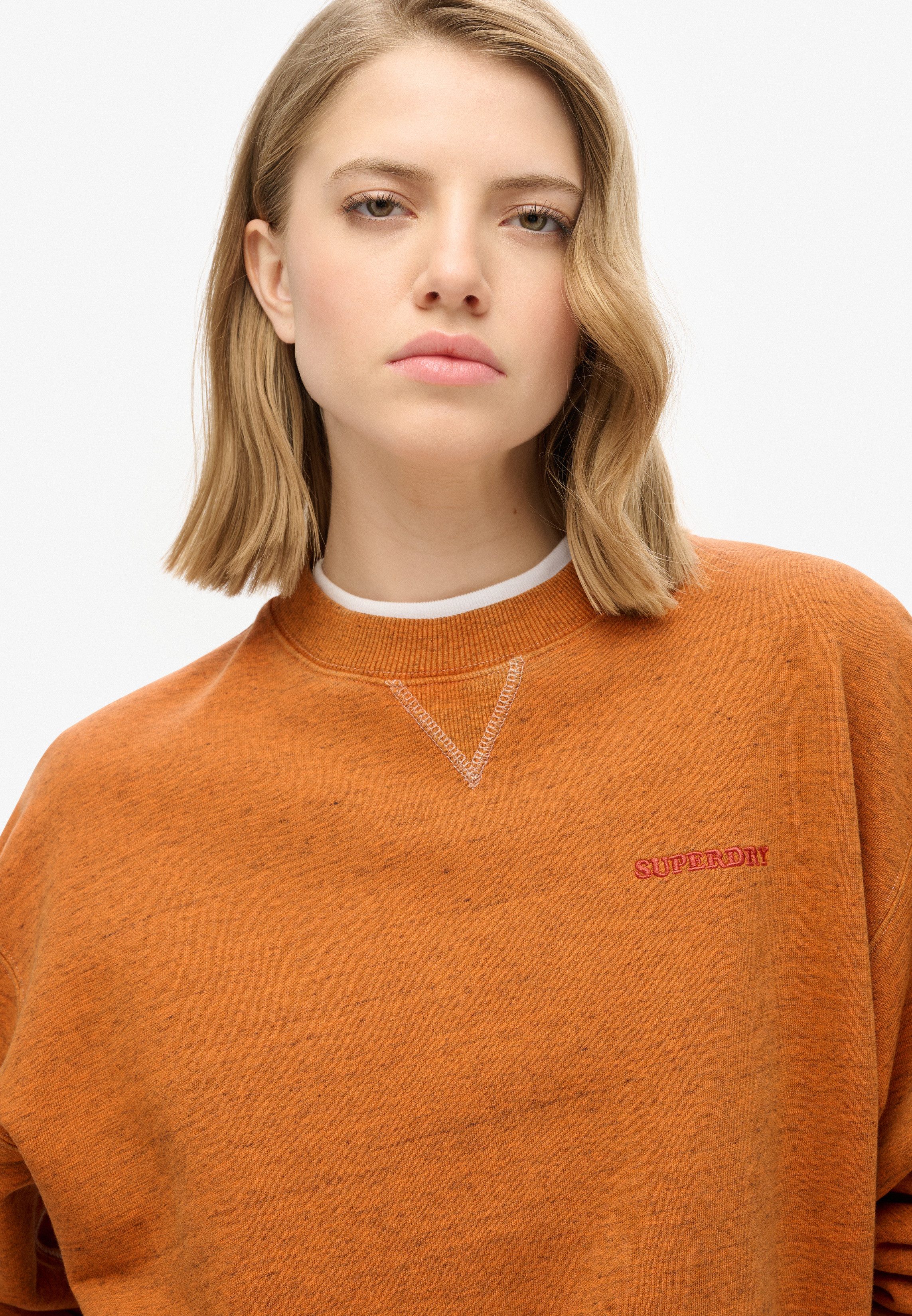 Superdry Sweatshirt ESSENTIAL LOGO OVERDYED SWEAT lässig geschnitten, aus Baumwolle und Sweatware, mit Stickerei