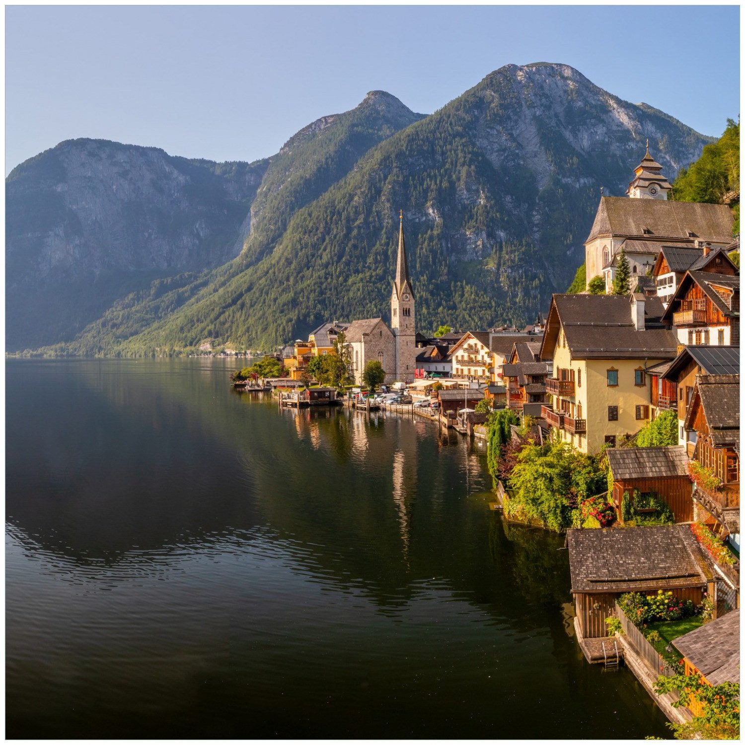 Wallario Möbelfolie Malerisches Dorf an Bergsee