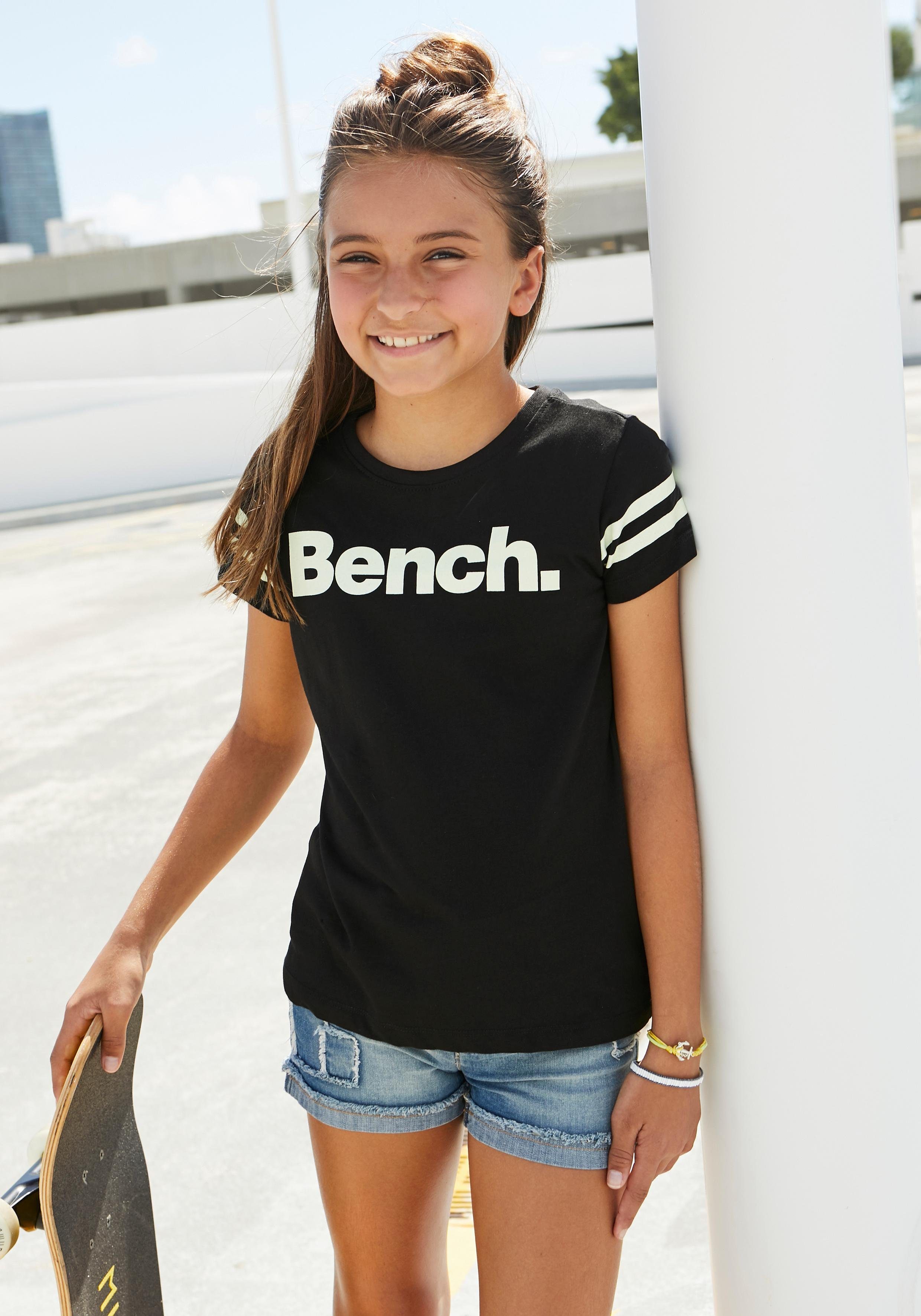 Bench. T-Shirt Print leuchtet im Dunkeln mit Streifen am Ärmel