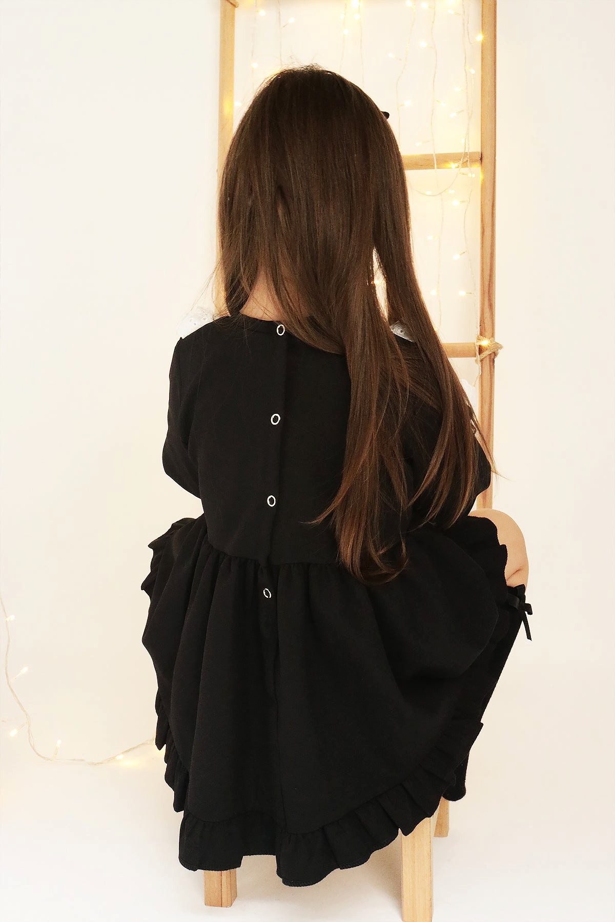 Parla Kids Kleid & Haarband Schwarzes Kleid langärmelig - Rüschensaum Spitzendetails und Haarband