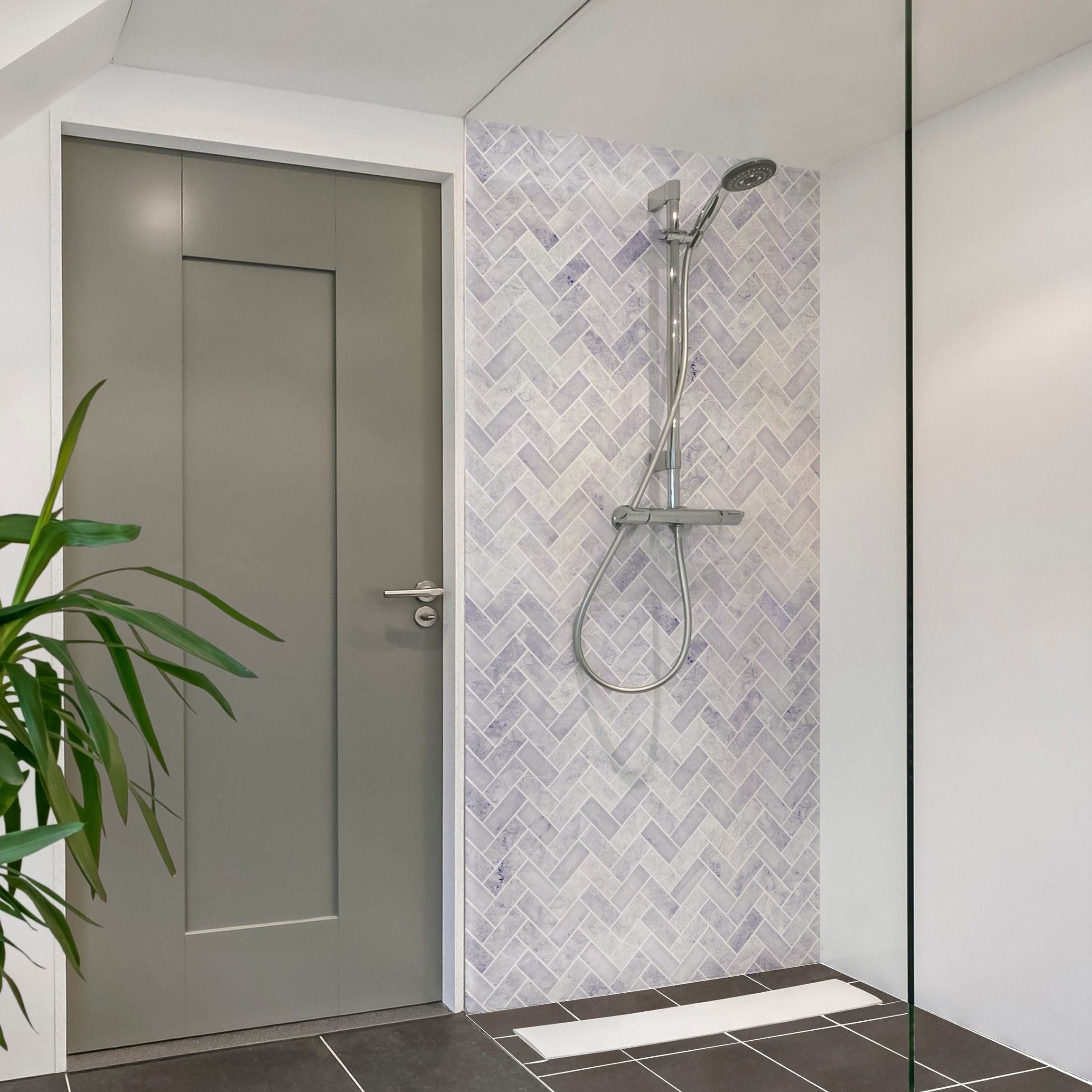 Bilderdepot24 Duschrückwand Fliesenoptik violett Duschrückwand ohne Bohren Dusche, (1-tlg., 0,61 mm starke Folie selbstklebend Wandpaneele Dusche versch. Größen), fugenlose & wasserfeste Motiv Rückwand Wandverkleidung für Duschkabine