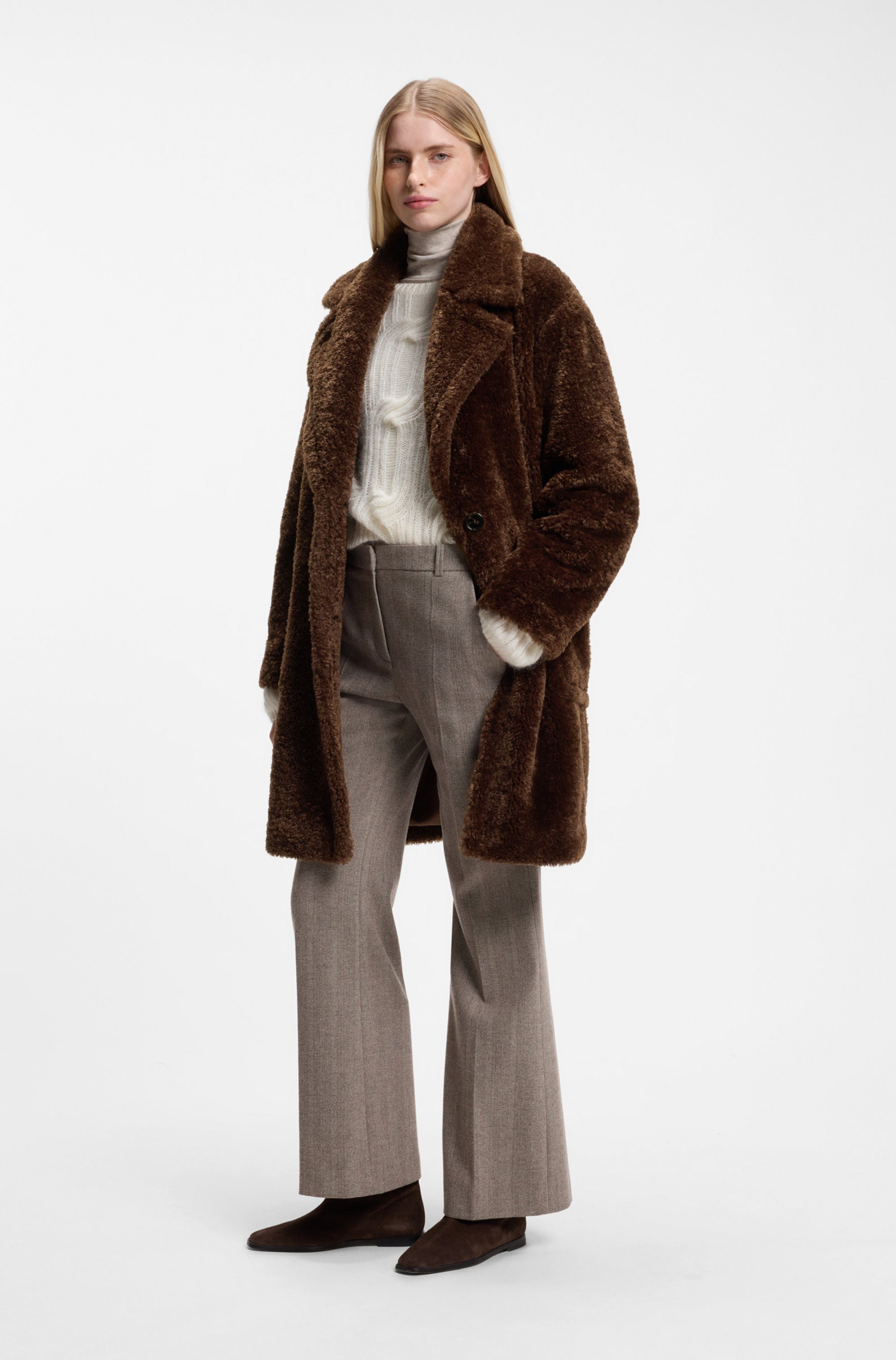BOSS ORANGE Kurzmantel Catedy Premium Damenmode aus softem Teddy, Relaxed Fit – Bild 4 von 5