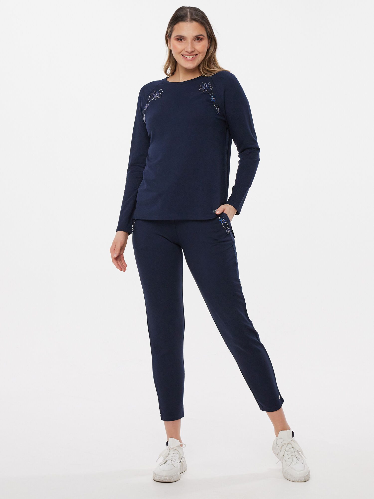 MONACO blue WEEKEND Langarmshirt Langarmshirt figurumspielend mit Kristallblütenapplikation