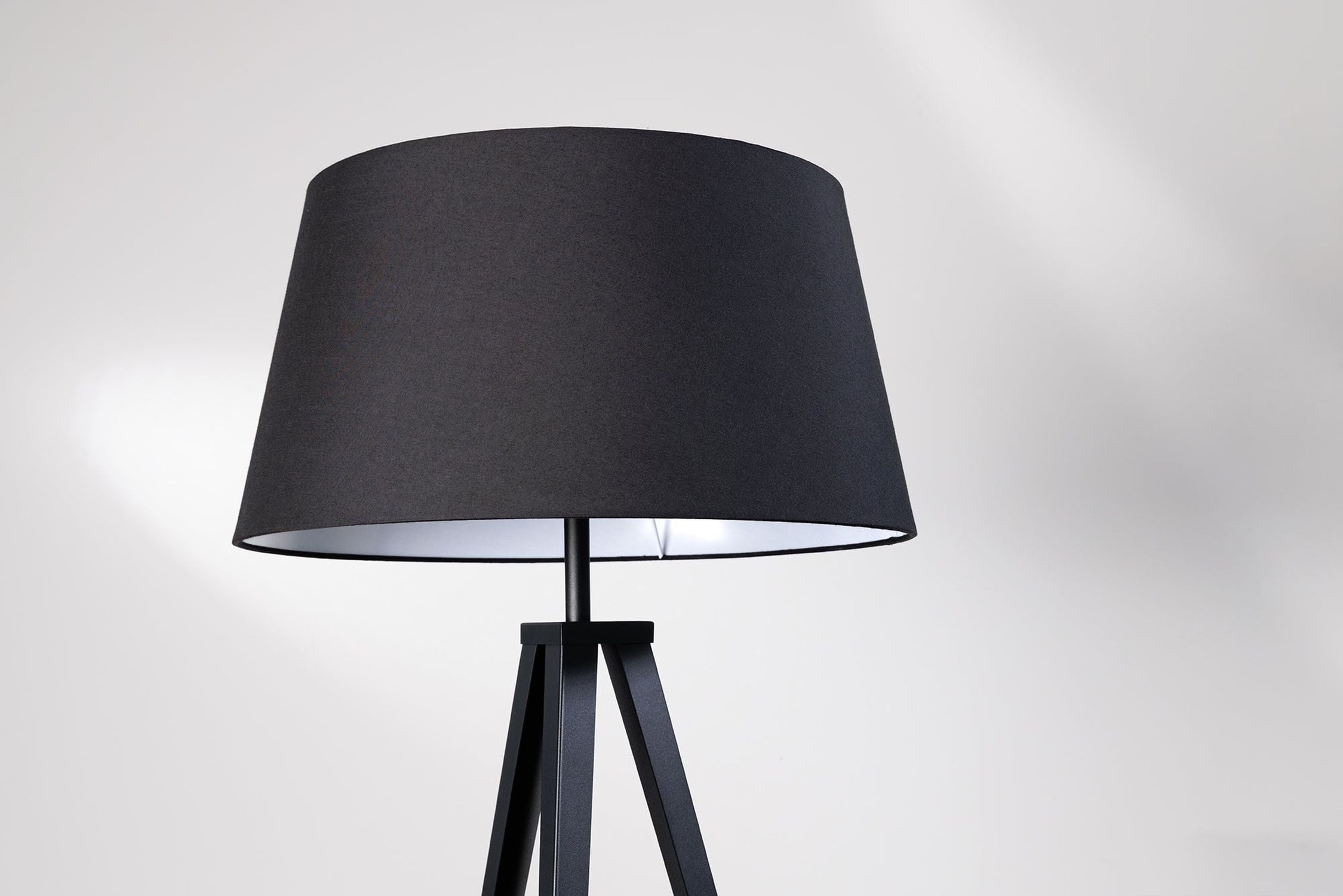 Licht-Erlebnisse Lampenschirm LAMPENSCHIRM, Lampenschirm für Stehlampe E27 Ø 50 cm konisch Stoff in Schwarz Modern