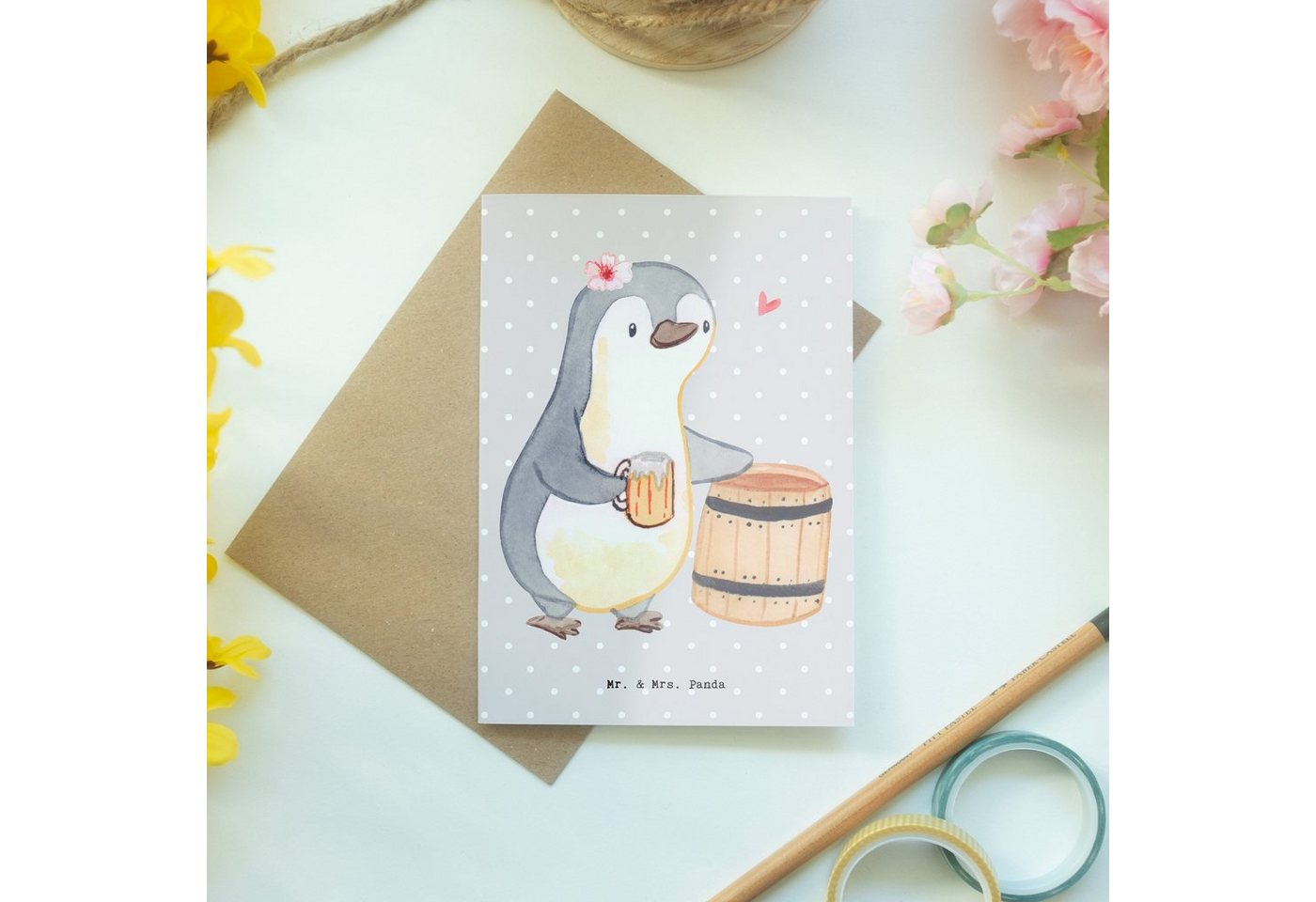 Thumbnail - Mr. & Mrs. Panda Grußkarte Bierbrauerin Herz - Grau Pastell - Geschenk, Biertrinkerin, Schenken, Handgefertigt