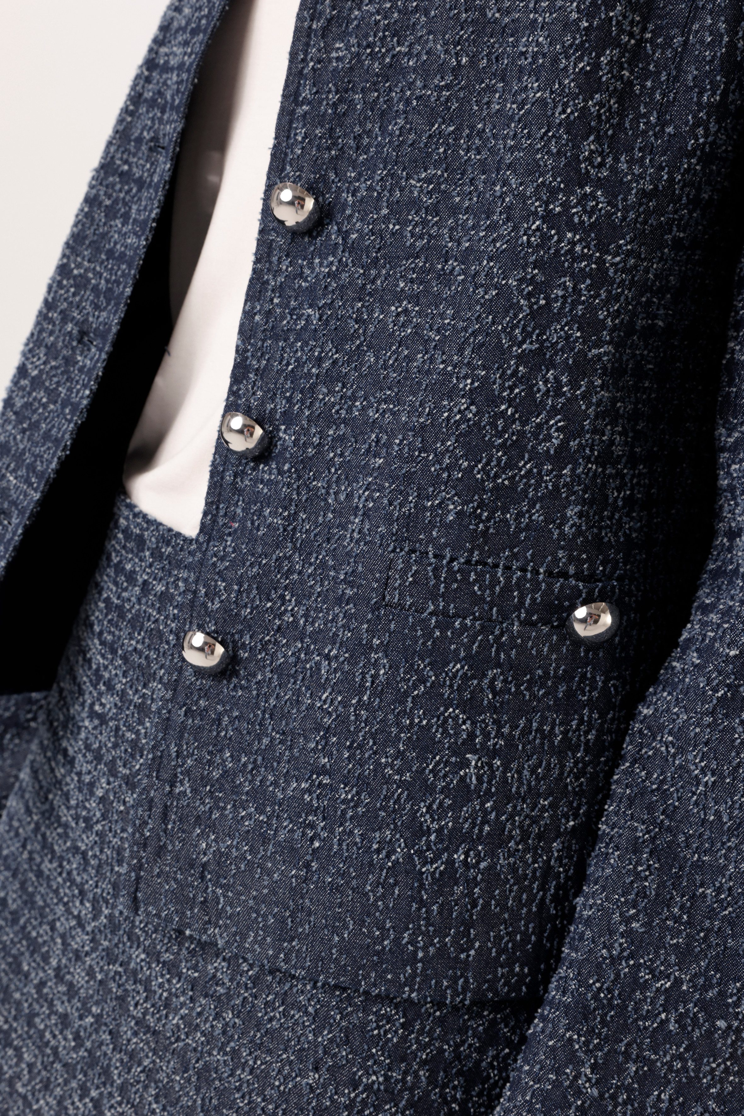 Aniston CASUAL Kurzblazer aus strukturiertem Denim-Jacquard - NEUE KOLLEKTION – Bild 3 von 5