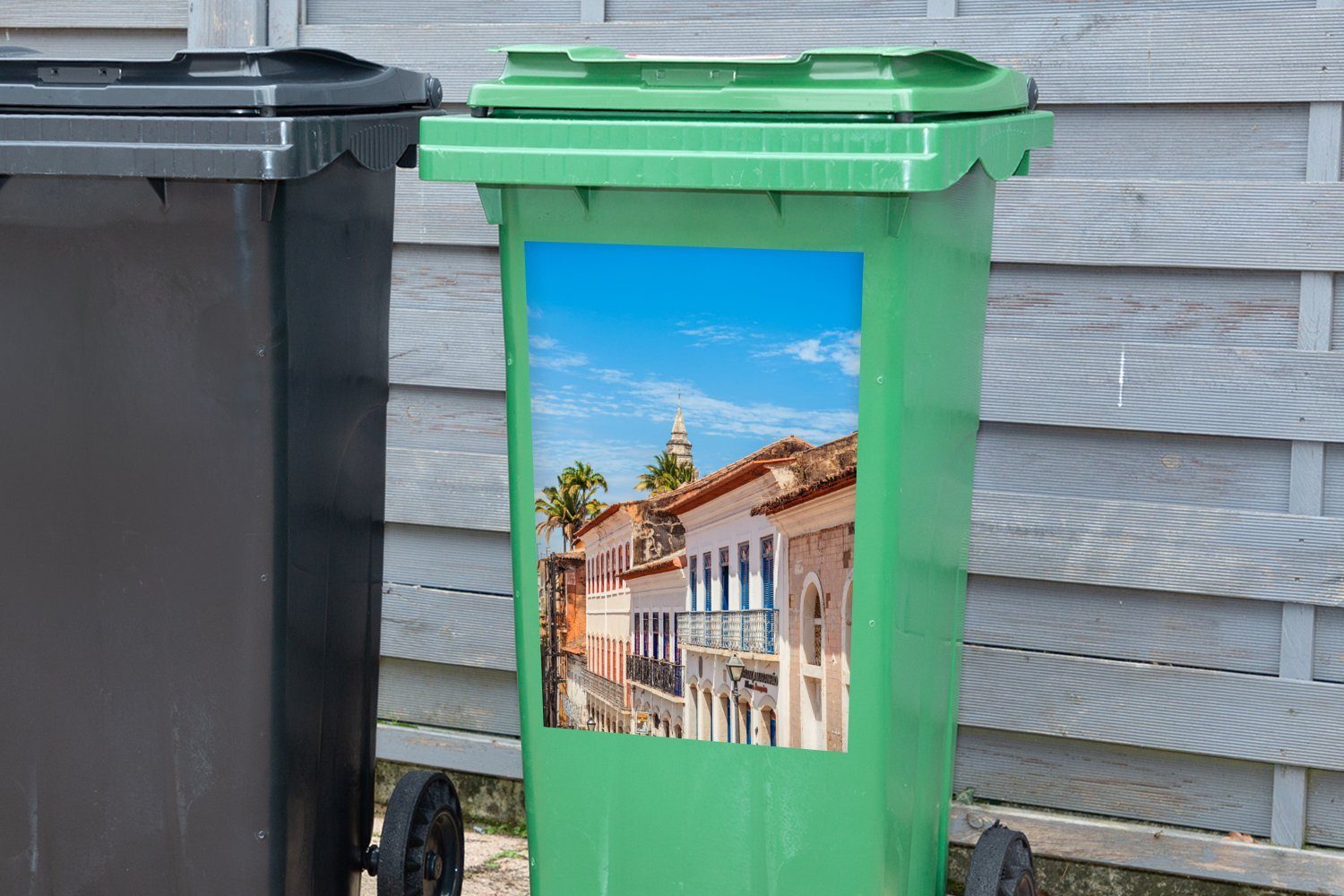 in St), Mülltonne, Brasilien São einer Straßen Mülleimer-aufkleber, den Luís von Abfalbehälter Container, (1 MuchoWow Foto Fassade in Wandsticker Sticker,