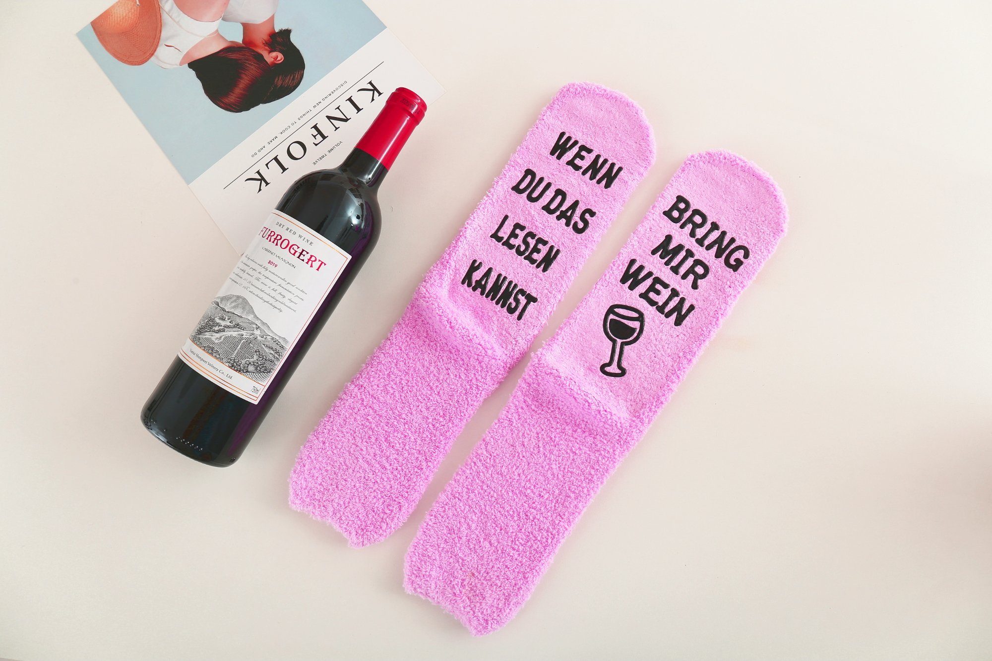 Lucadeau Kuschelsocken Geschenk für Frauen mit Wein Spruch, liebevoll als Cupcake verpackt (Gr. 37-43, 1 Paar) rutschfest, flauschig, Geschenkverpackung