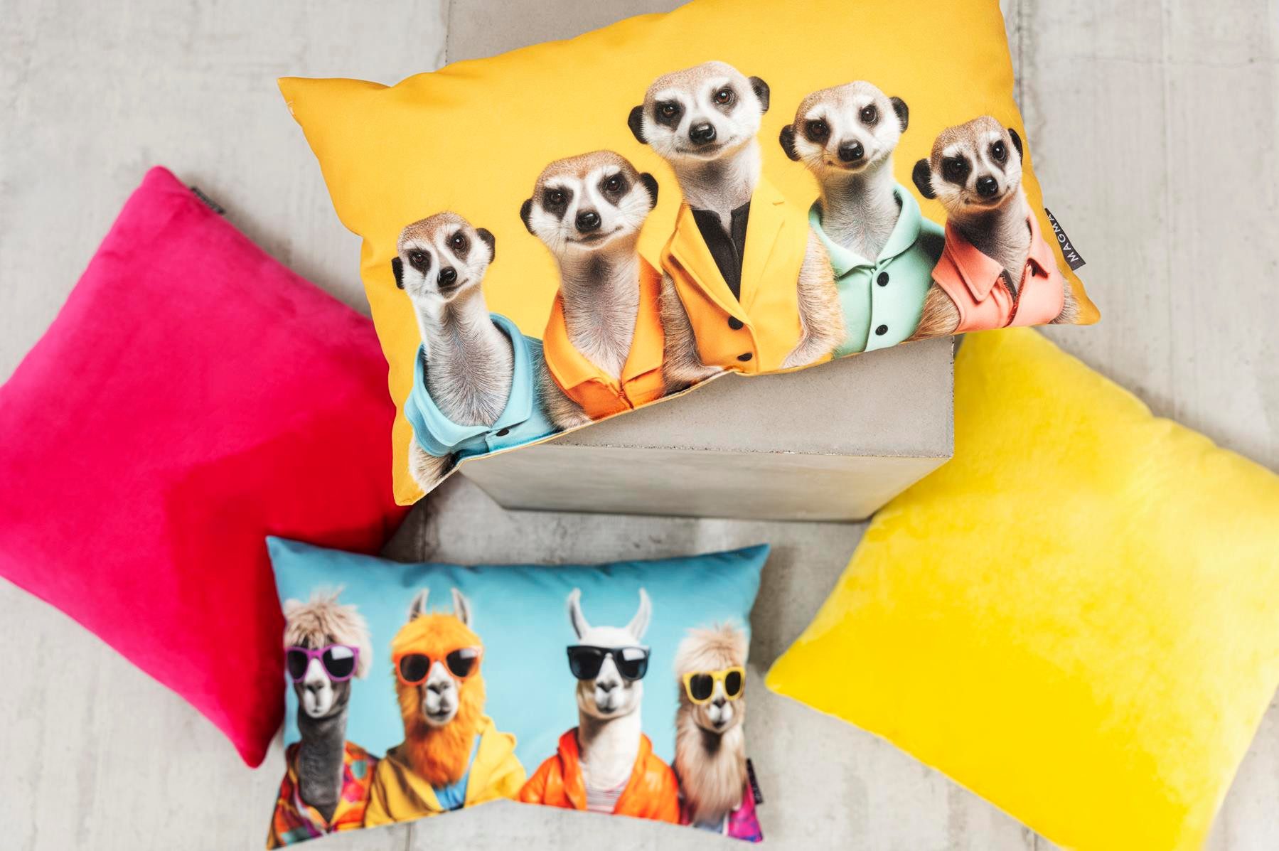 Magma Heimtex Dekokissen Sofakissen Crazy lustige Lamas Erdmännchen Katze und Hunden, gefülltes Zierkissen