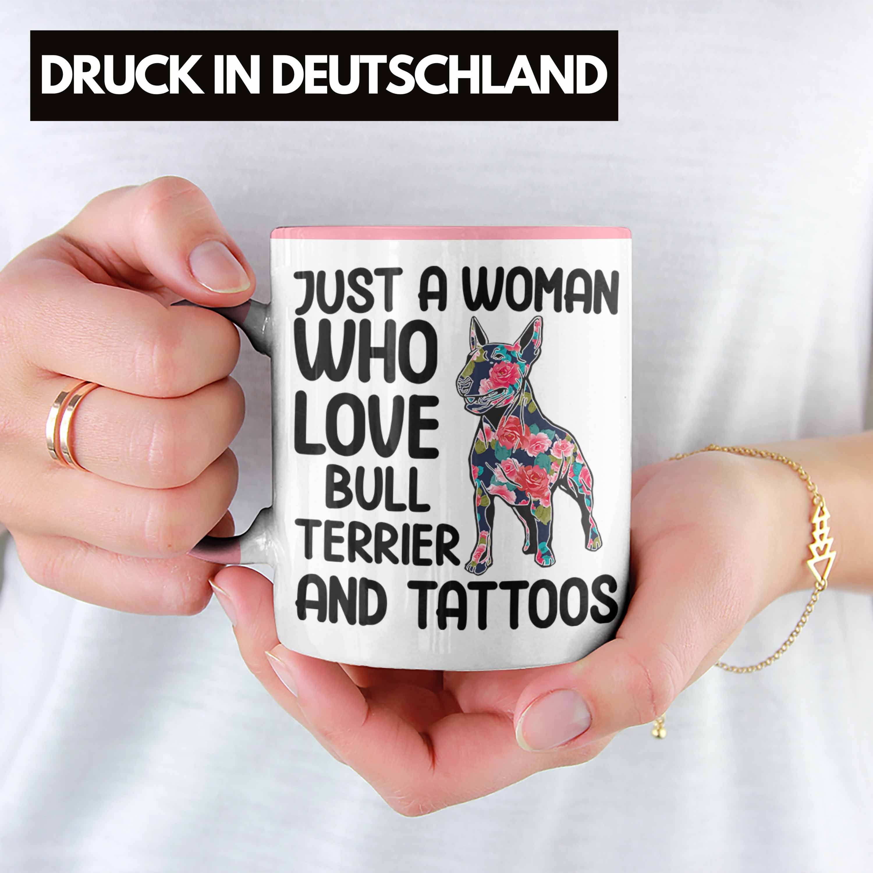 Trendation Tasse Trendation - and A Bullterrier Tasse Terrier Frauen Geschenk Tattoos Bullterrier Who Bull Just Besitzerin Geschenk Loves Woman Tattoo Rosa