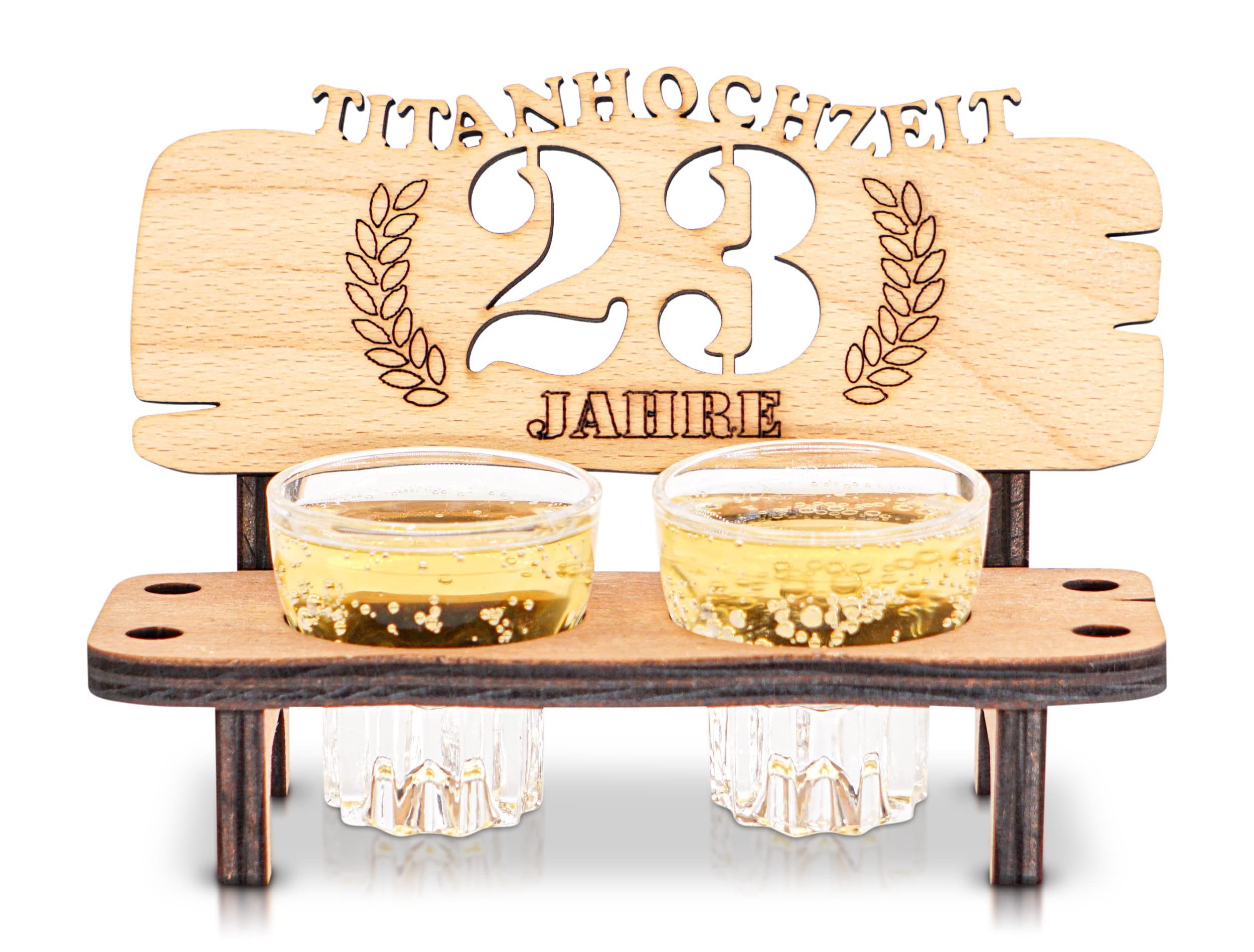 DARO Design Dekoobjekt Schnapsbank Hochzeitstag Geschenk Jubiläum mit 2 Gläsern (Geschenkset, 23. Hochzeitstag – Titanhochzeit – 2 Gläser), B 16,5 × T 7 × H 10,5 cm, 8 mm Buchensperrholz, geölt