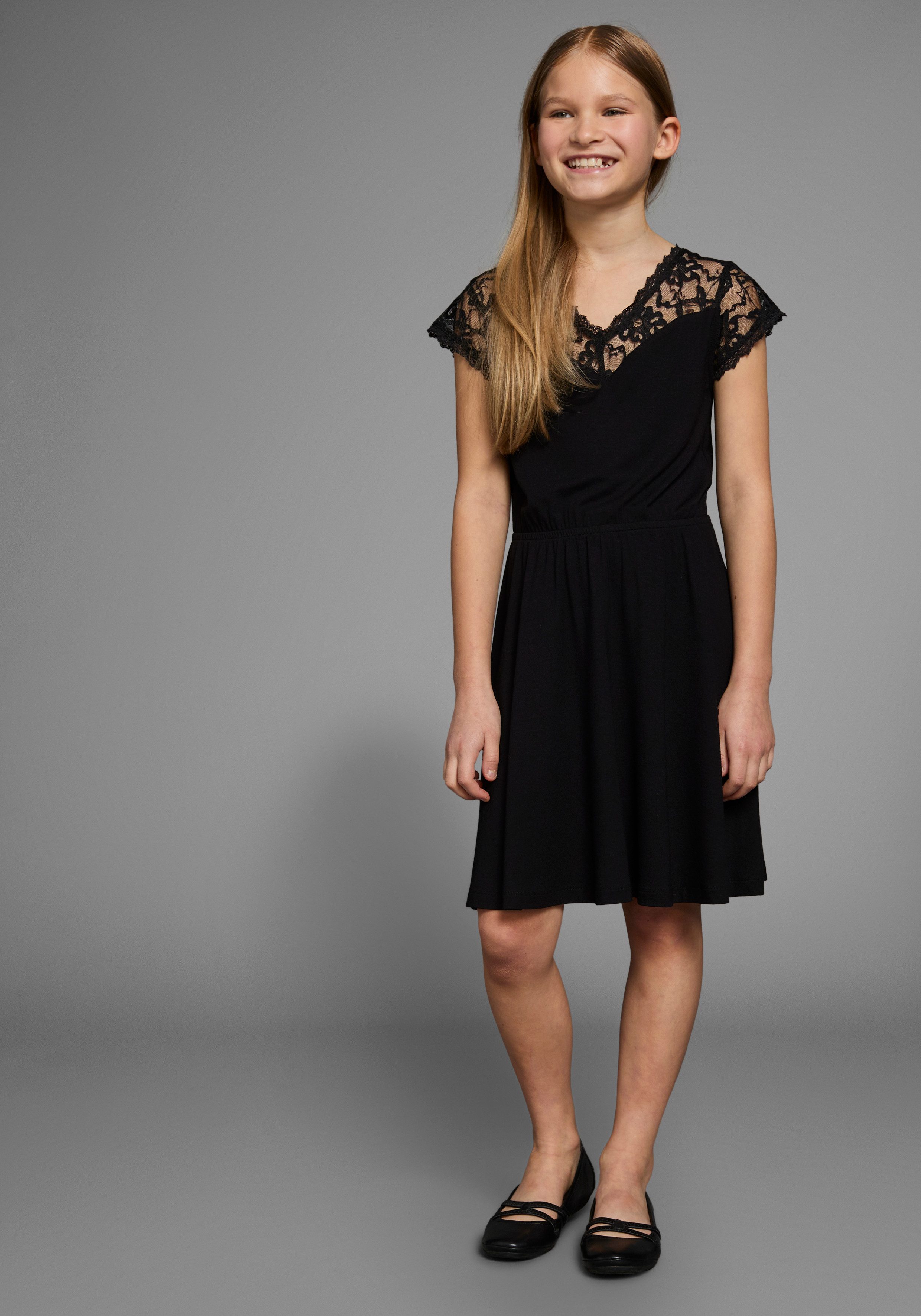 KIDSWORLD Jerseykleid Viskose-Kleid mit Spitze Schöne Spitzen-Ausschitt