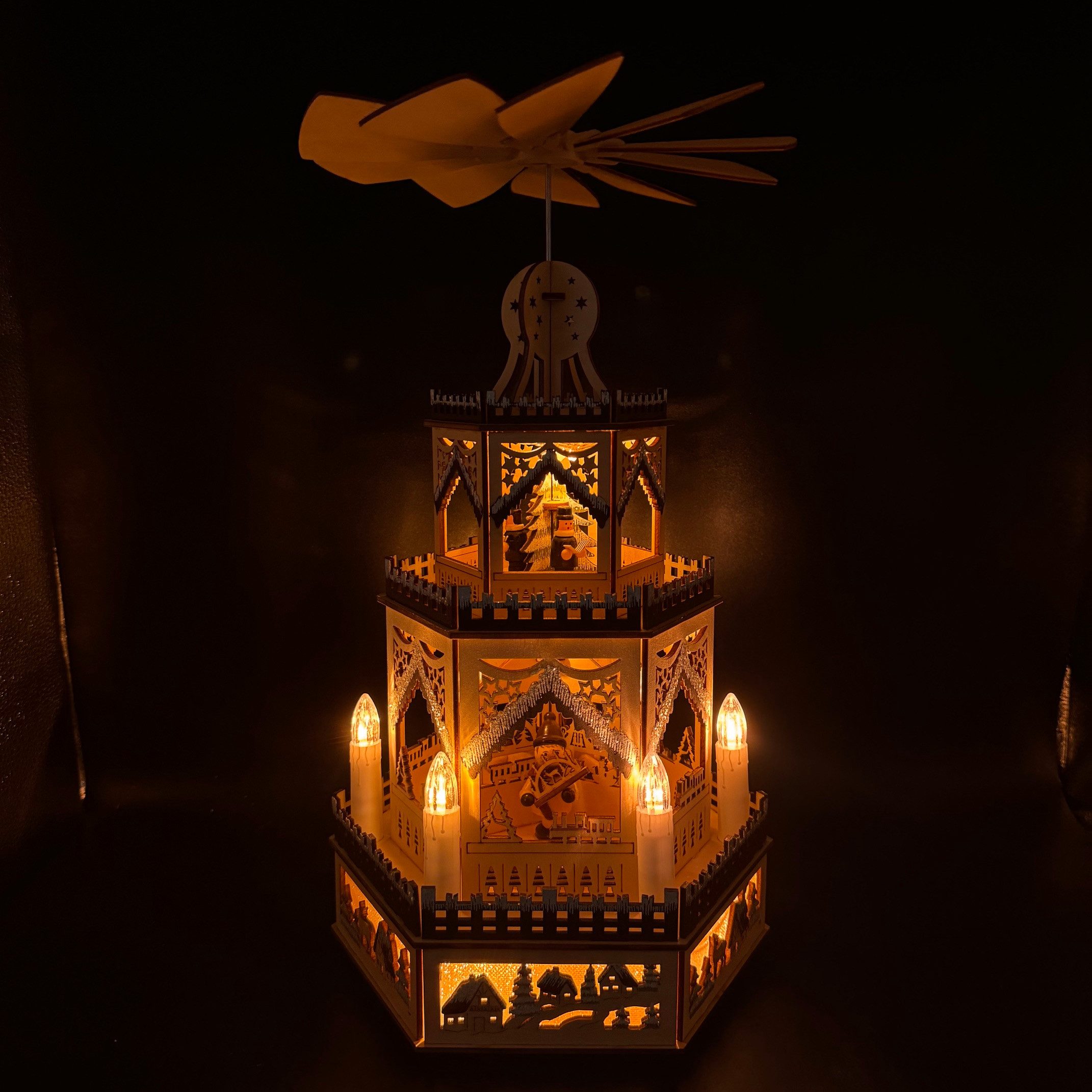 Online-Fuchs Weihnachtspyramide aus Holz, 2-stöckig mit LED-Weihnachtskerzen & Timer - Weihnachtsdeko, praktische 6-Stunden Timerfunktion - 38 cm hoch – Bild 5 von 5