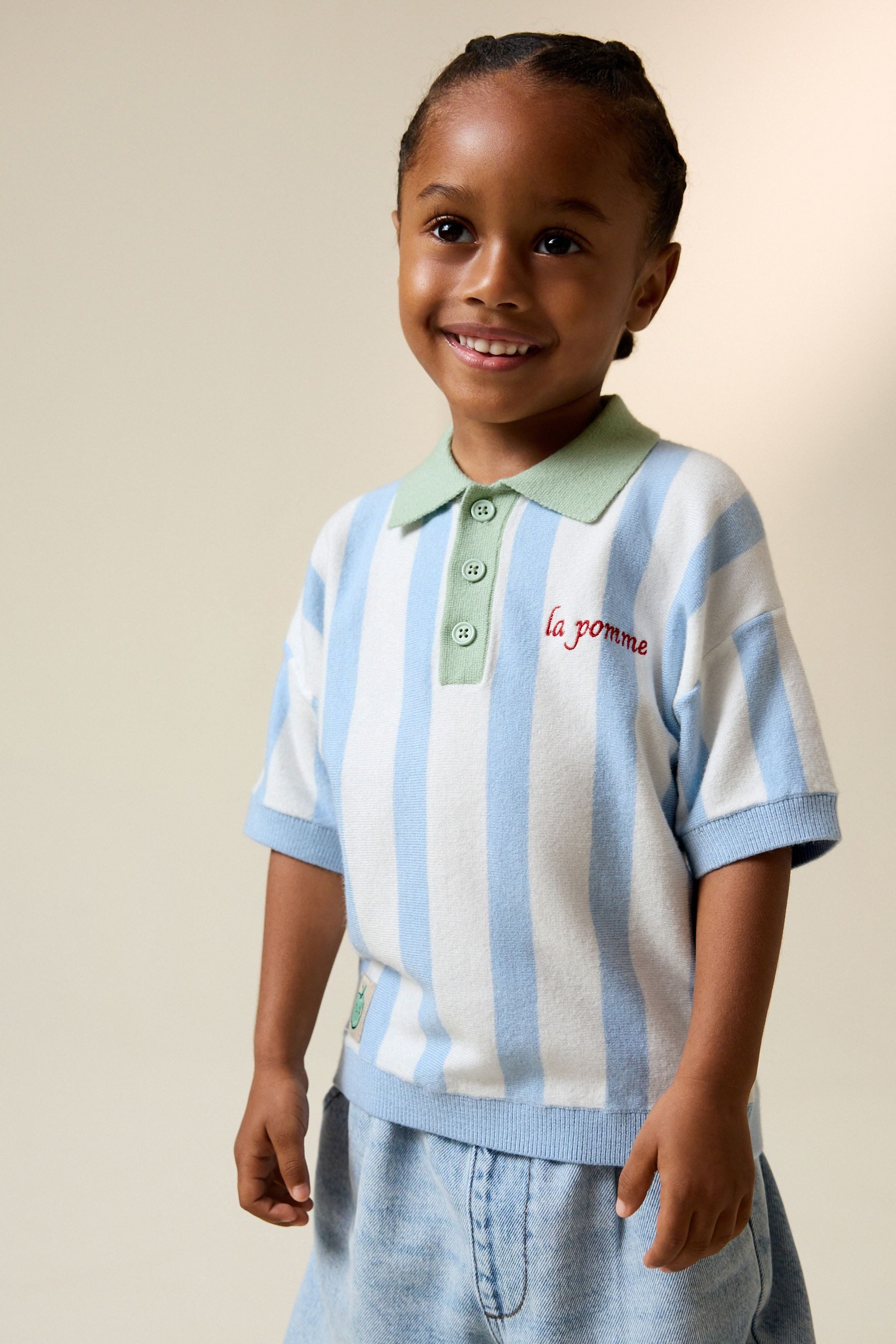 Next Polokragenpullover Strick-Poloshirt mit geknöpftem Kragen und Motiv (1-tlg)