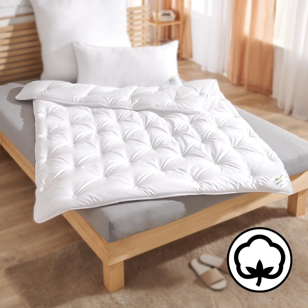 TRAUMSCHLAF Kunstfaserbettdecke Down Touch Pure medium, Füllung: 100% Polyester, Bezug: 100% Baumwolle, Weich wie Daune, pflegeleicht wie Polyester