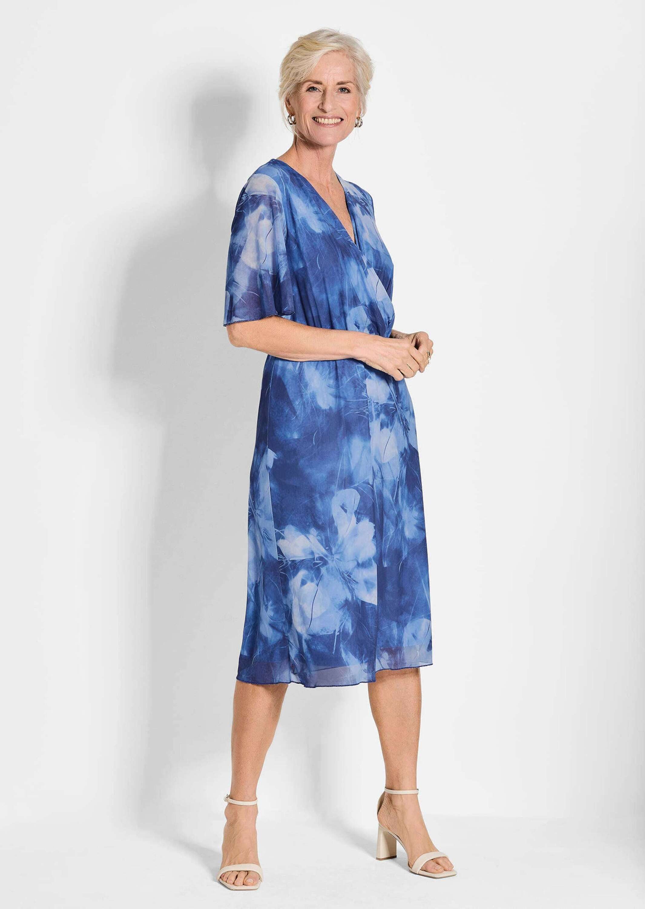 GOLDNER Sommerkleid Wickelkleid mit Blütenprint in Blau, tailliert Midi-Kle günstig online kaufen