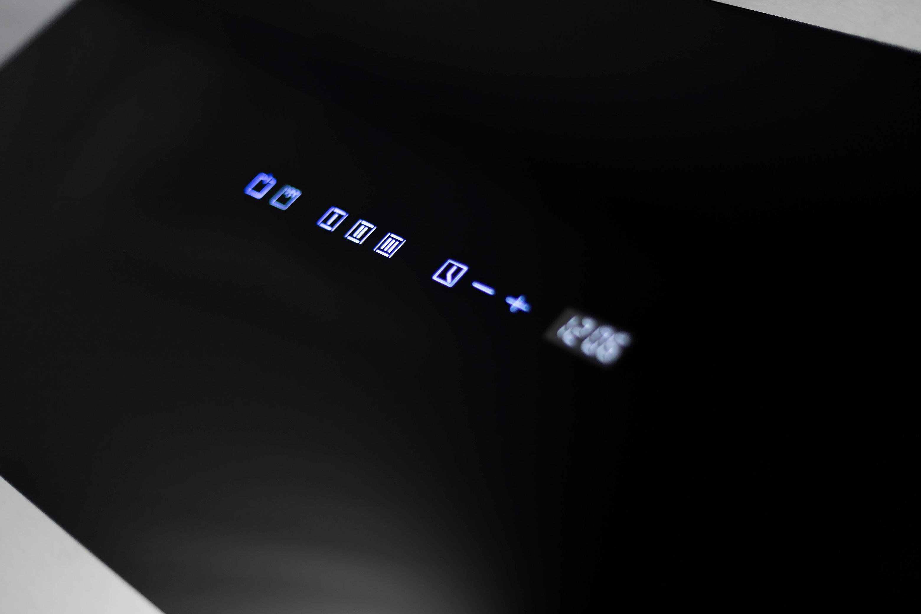 Kaiser Küchengeräte Wandhaube AT 8435+Schlauch, Dunstabzugshaube 80cm Edelstahl Schwarzglas 1250m³/h AT 8435+Schlauch, Dunstabzugshaube 80cm Edelstahl Schwarzglas 1250m³/h, Dunstabzugshaube kopffrei, 80 cm, Schwarz Glas Edelstahl, 1250 m³/h