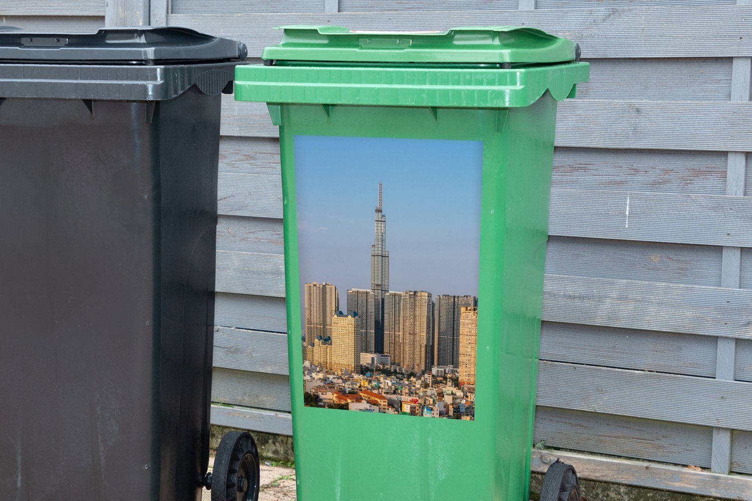 MuchoWow Wandsticker Wahrzeichen 81 hinter Sticker, Wohnblocks (1 St), Mülltonne, Vietnam von Container, den Mülleimer-aufkleber, Abfalbehälter