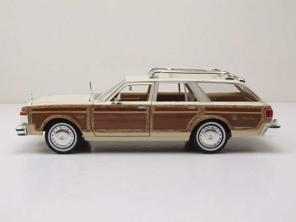 Motormax Modellauto Chrysler Le Baron Town & Country Wagon 1979 beige braun, Maßstab 1:24