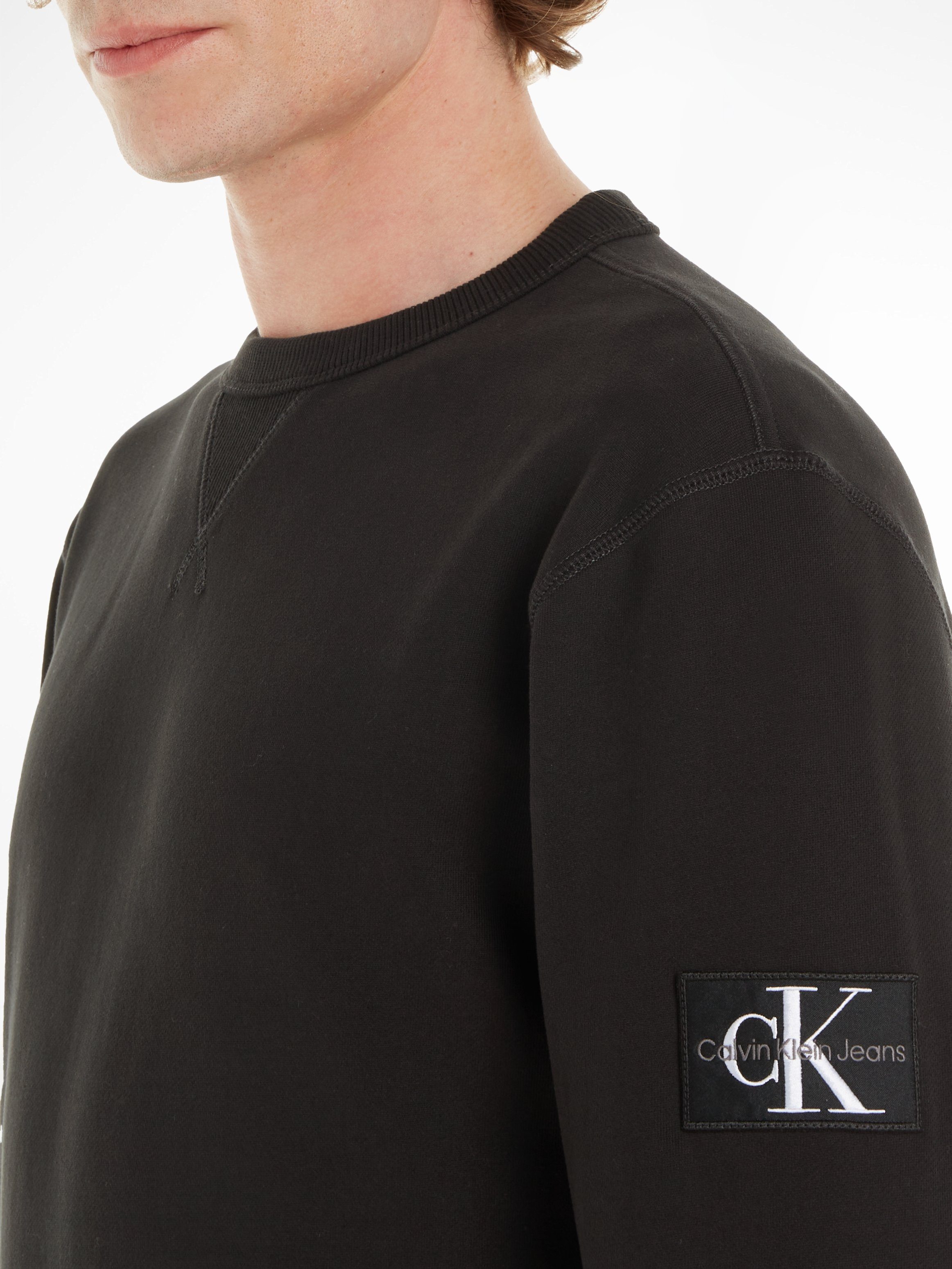 BADGE CREW schwarz NECK Calvin Logopatch Klein mit Jeans Sweatshirt
