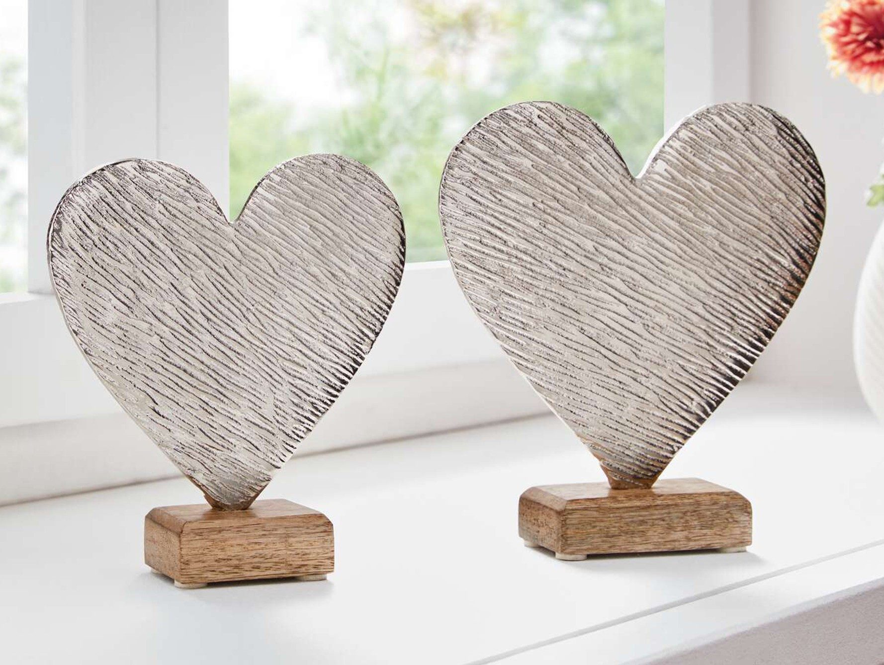 Dekoleidenschaft Dekofigur Herz "Silber" aus Aluminiumguss mit Antik Finish, Skulptur, Dekoherz (2 St., im Set), auf Sockel aus Mangoholz