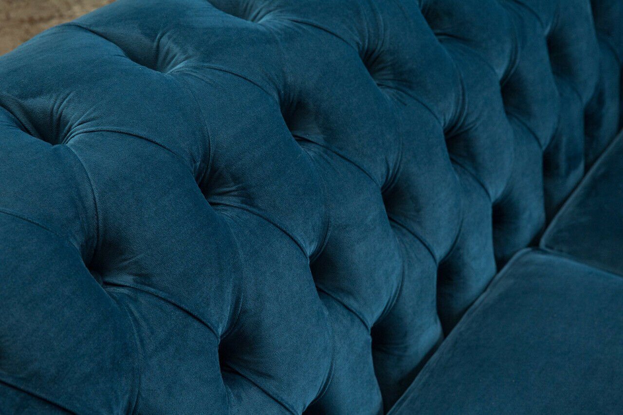Sofa, mit Die Textil 3 Couch Couchen Sitzer Knöpfen. Chesterfield Sitz Polster JVmoebel Rückenlehne Chesterfield-Sofa