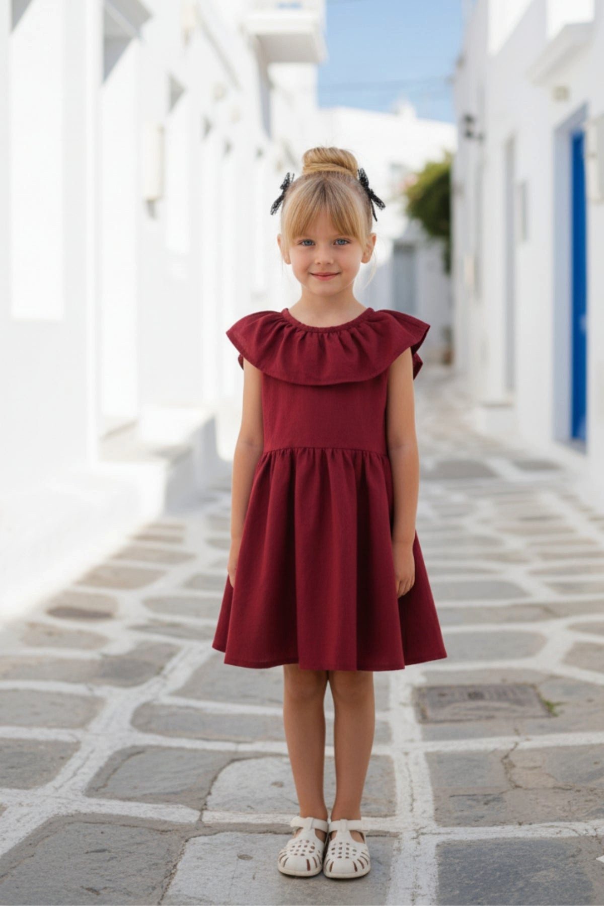 Parla Kids Sommerkleid Bordeaux farbendes Kleid mit Schleife, Rüschen und Haarspangen Glockenrock - Schleifenverschluss - V-Ausschnitt am Rücken