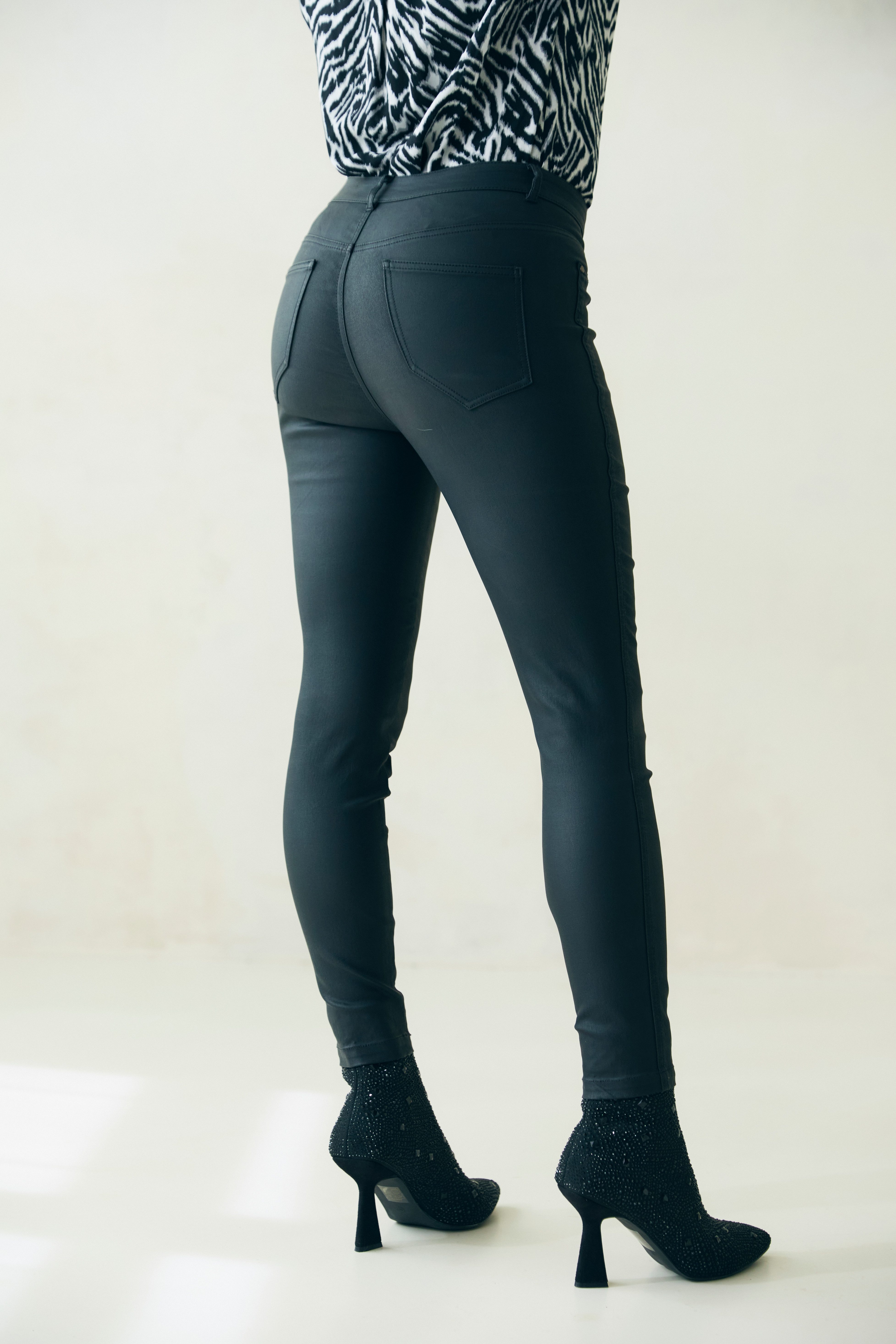 LASCANA Lederimitathose in schmaler Passform, figurbetonte Jeggings mit Stretchanteil