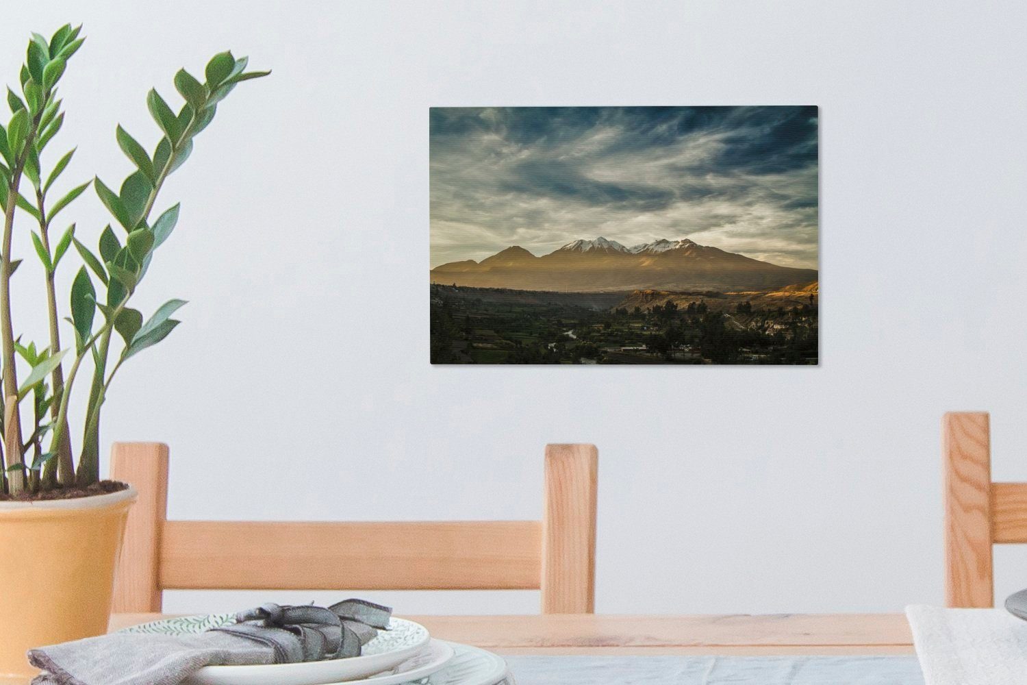 OneMillionCanvasses® Leinwandbild Eine Berglandschaft Stadtbild Wanddeko, Wandbild Arequipa im, dem cm St), (1 Aufhängefertig, 30x20 von mit Horizont Leinwandbilder, am