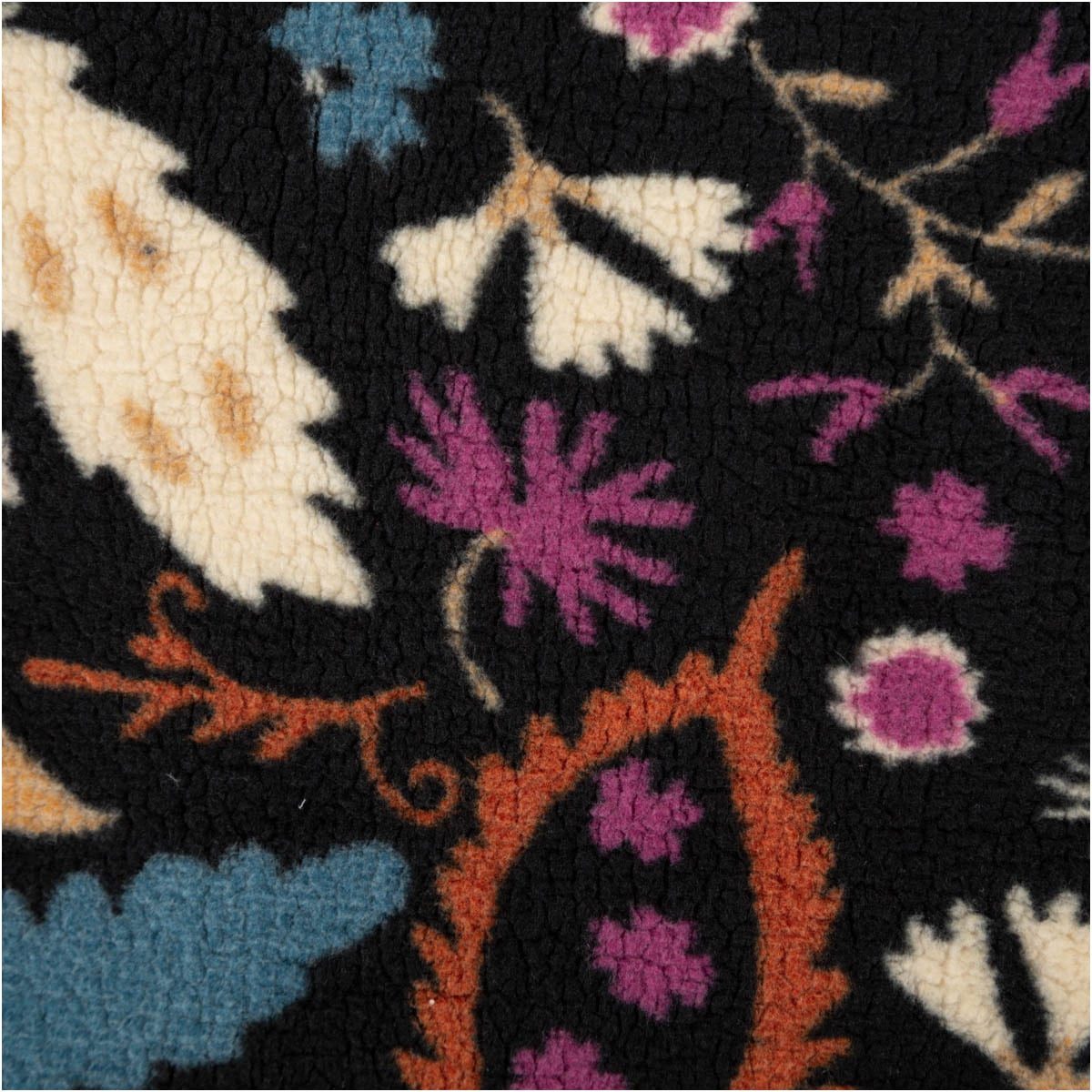 SCHÖNER LEBEN. Stoff Teddy Stoff Plüsch ALIO Blumen Ornamente schwarz lila blau 1,50m, allergikergeeignet