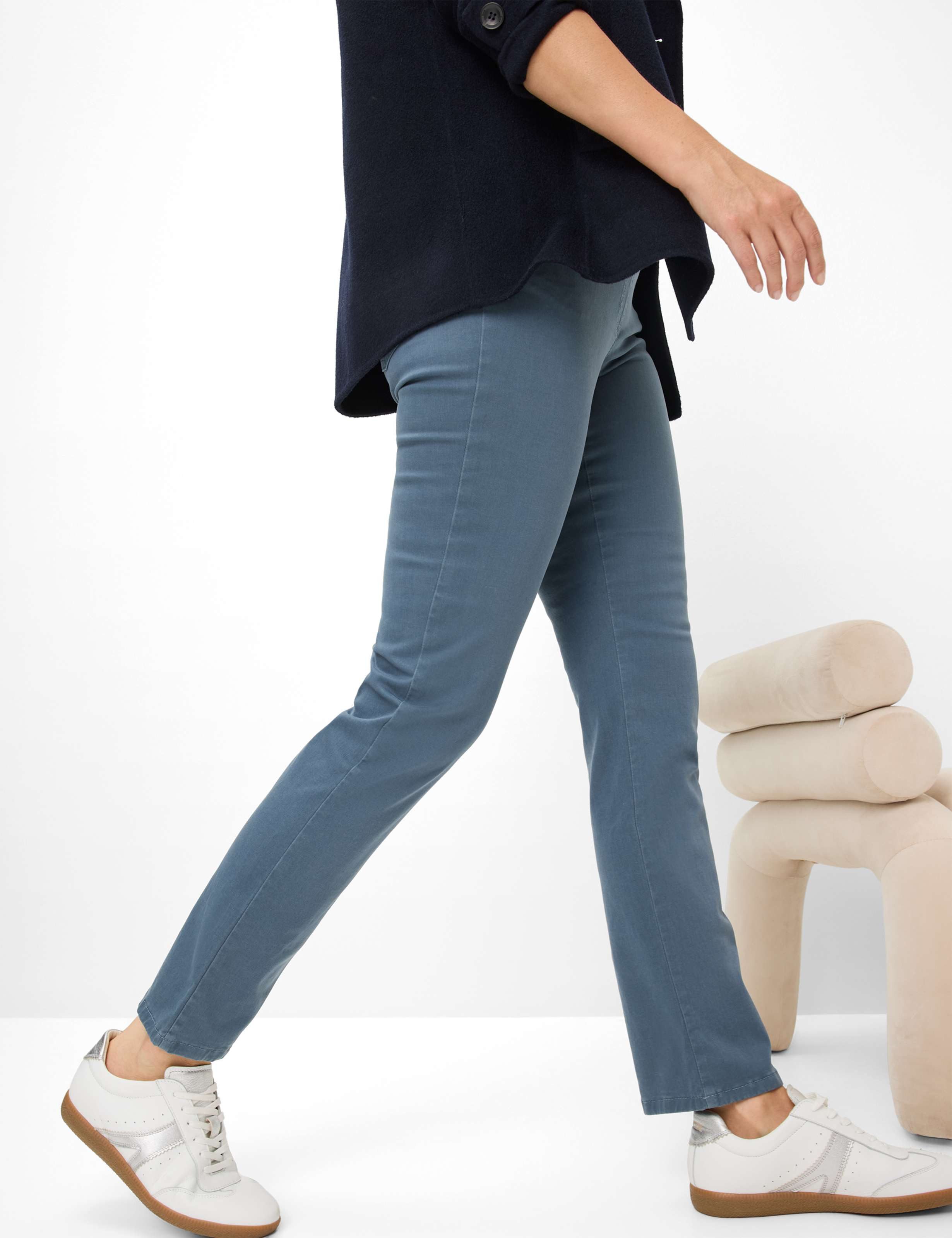 RAPHAELA by BRAX Chinohose Style PAMINA Satin: Schlupfhose im Slim Fit – Bild 3 von 5