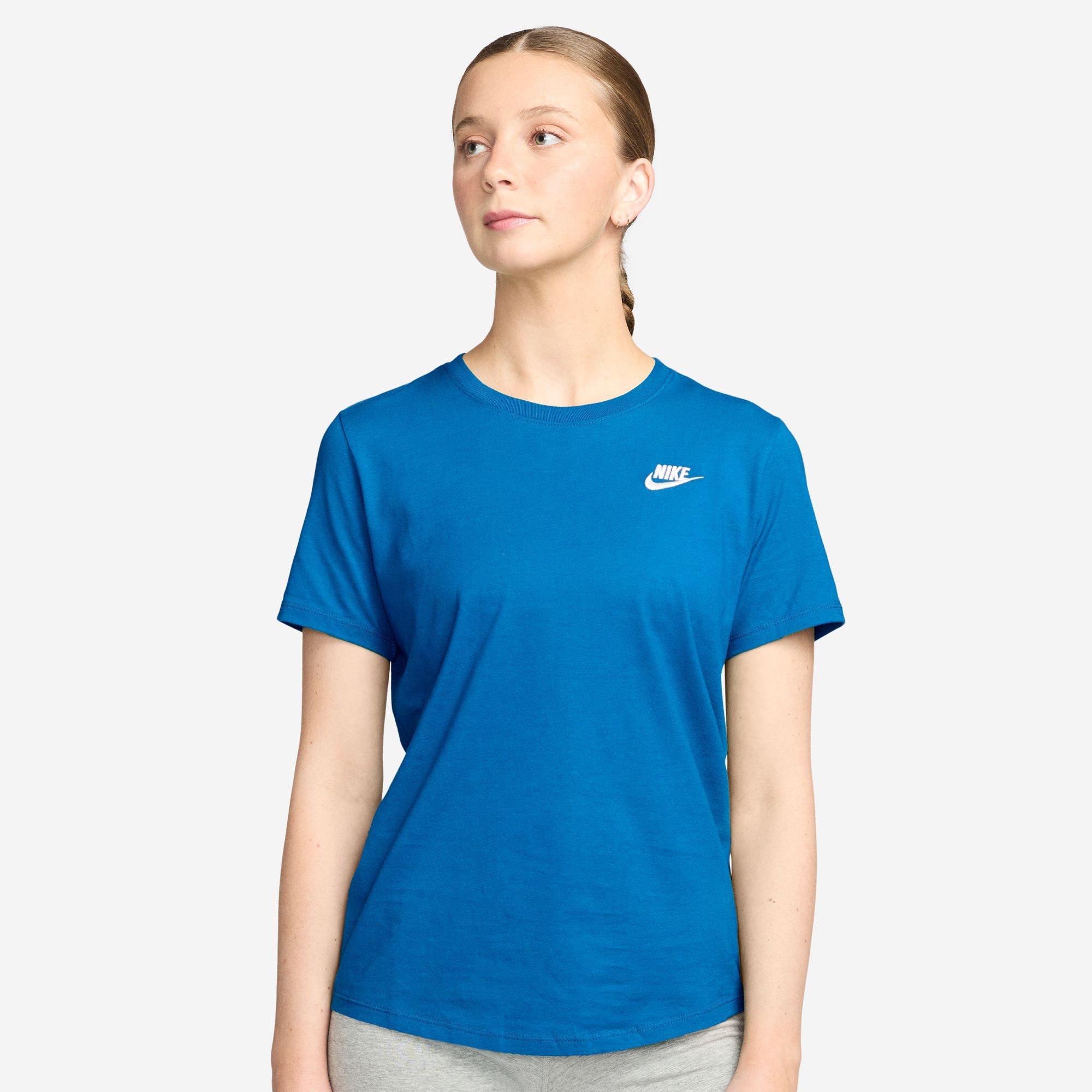 Nike Sportswear T-Shirt W NSW CLUB SS TEE etwas weiterer Schnitt, kürzere Länge, mit leicht abgerundetem Saum
